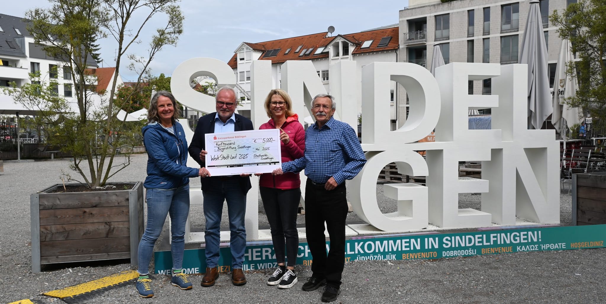Die Stadtwerke übergaben 5000 Euro an die Bürgerstifgtung.