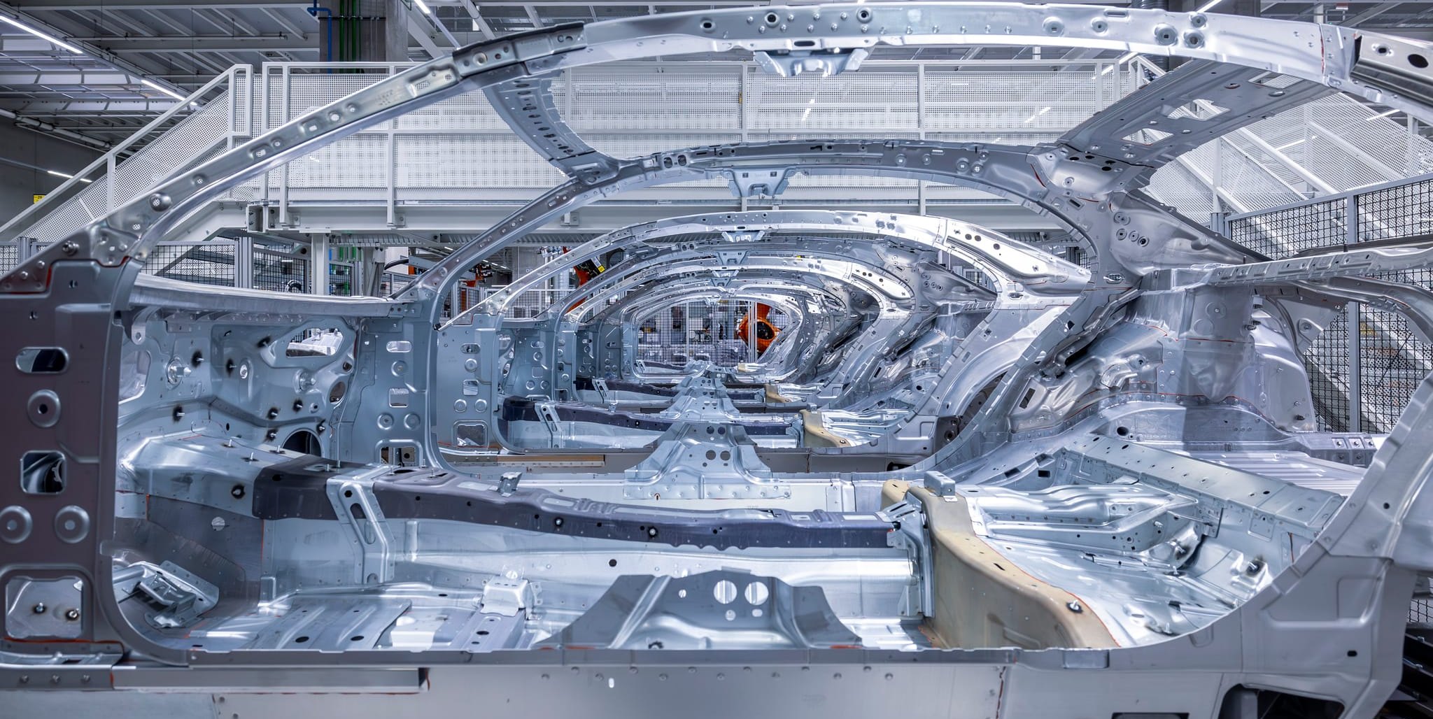 Einblick in die Top-End-Fahrzeugproduktion in der Montagehalle Factory 56.