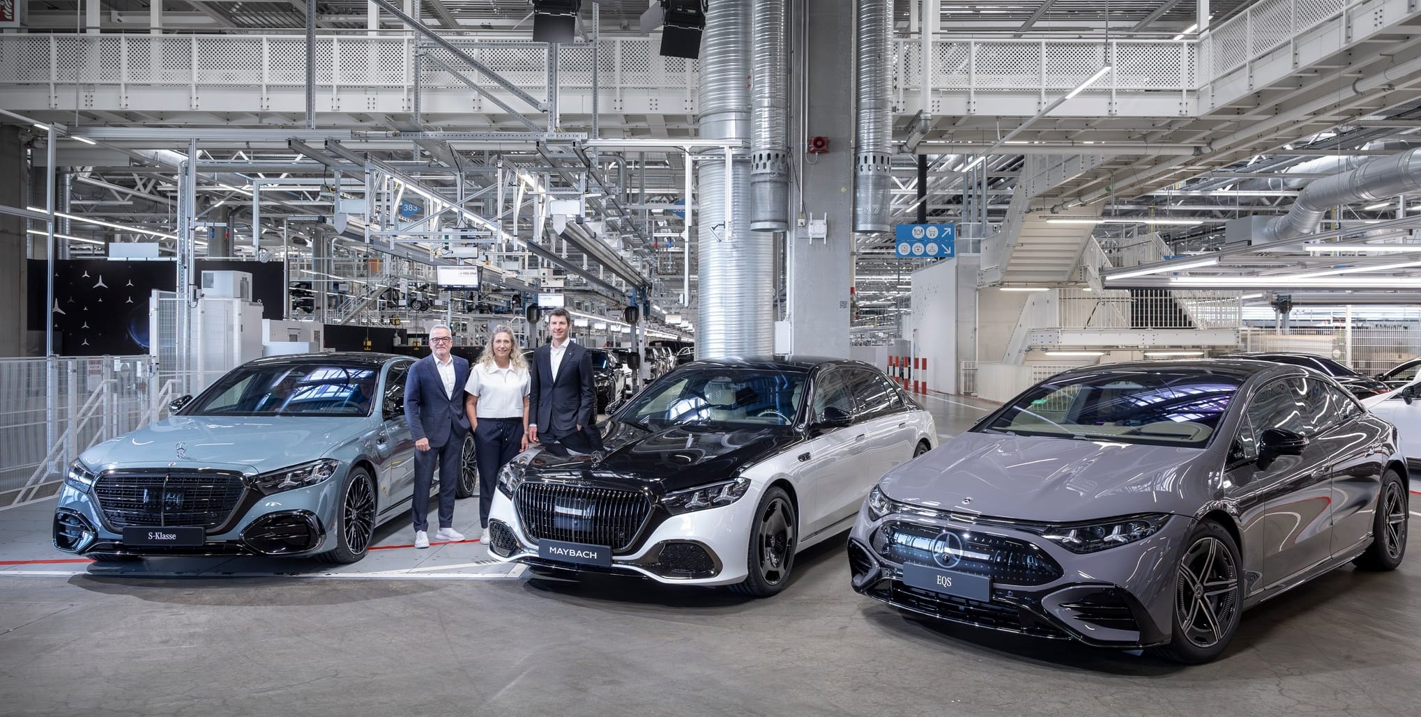 Ergun Lümali, Sara Gielen und Michael Schiebe mit S-Klasse, Maybach und EQS.
