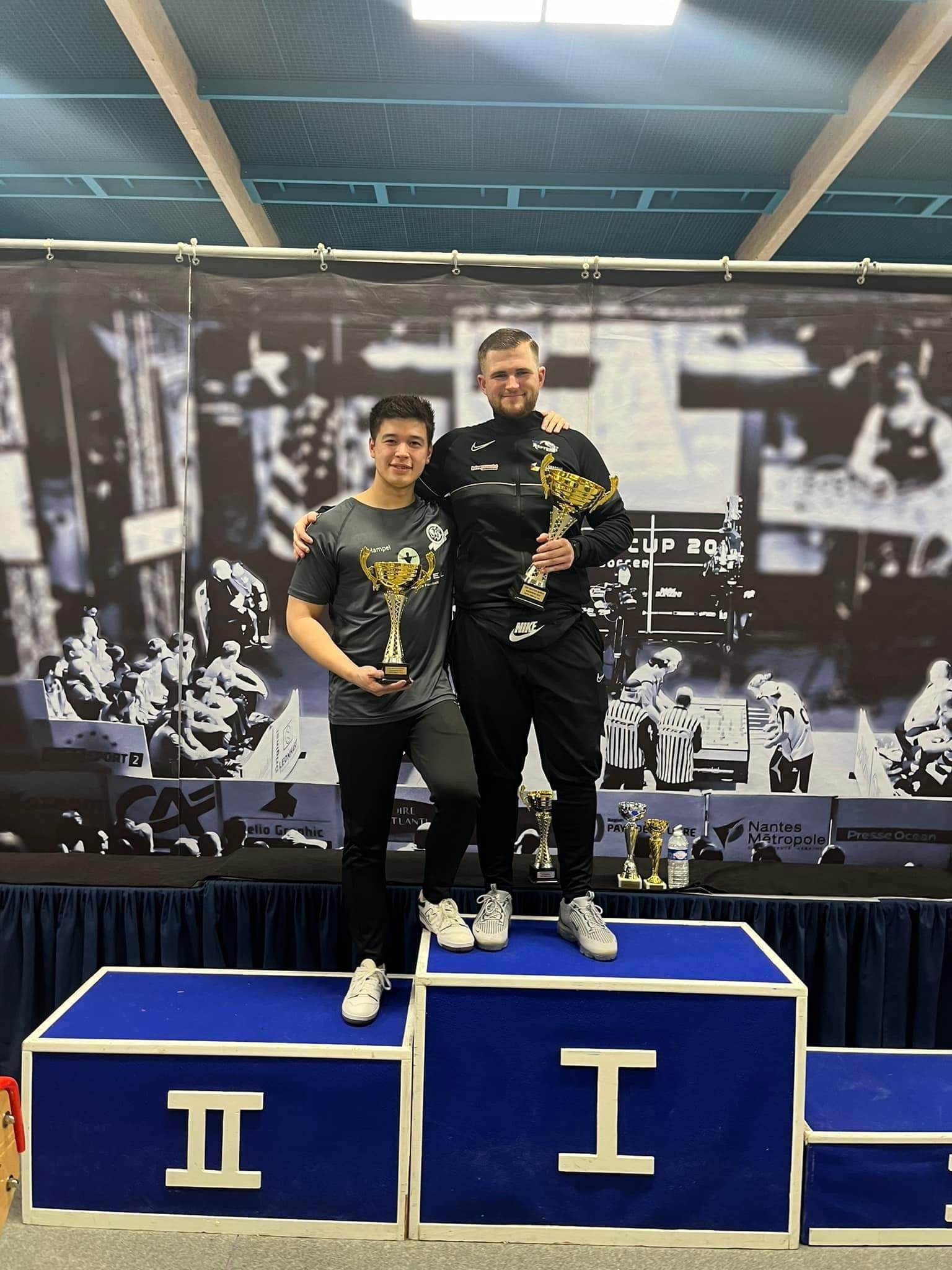 Der Sindelfinger Raphael Hampel (links) mit Adam Tourmente auf dem Podium. Bild: z