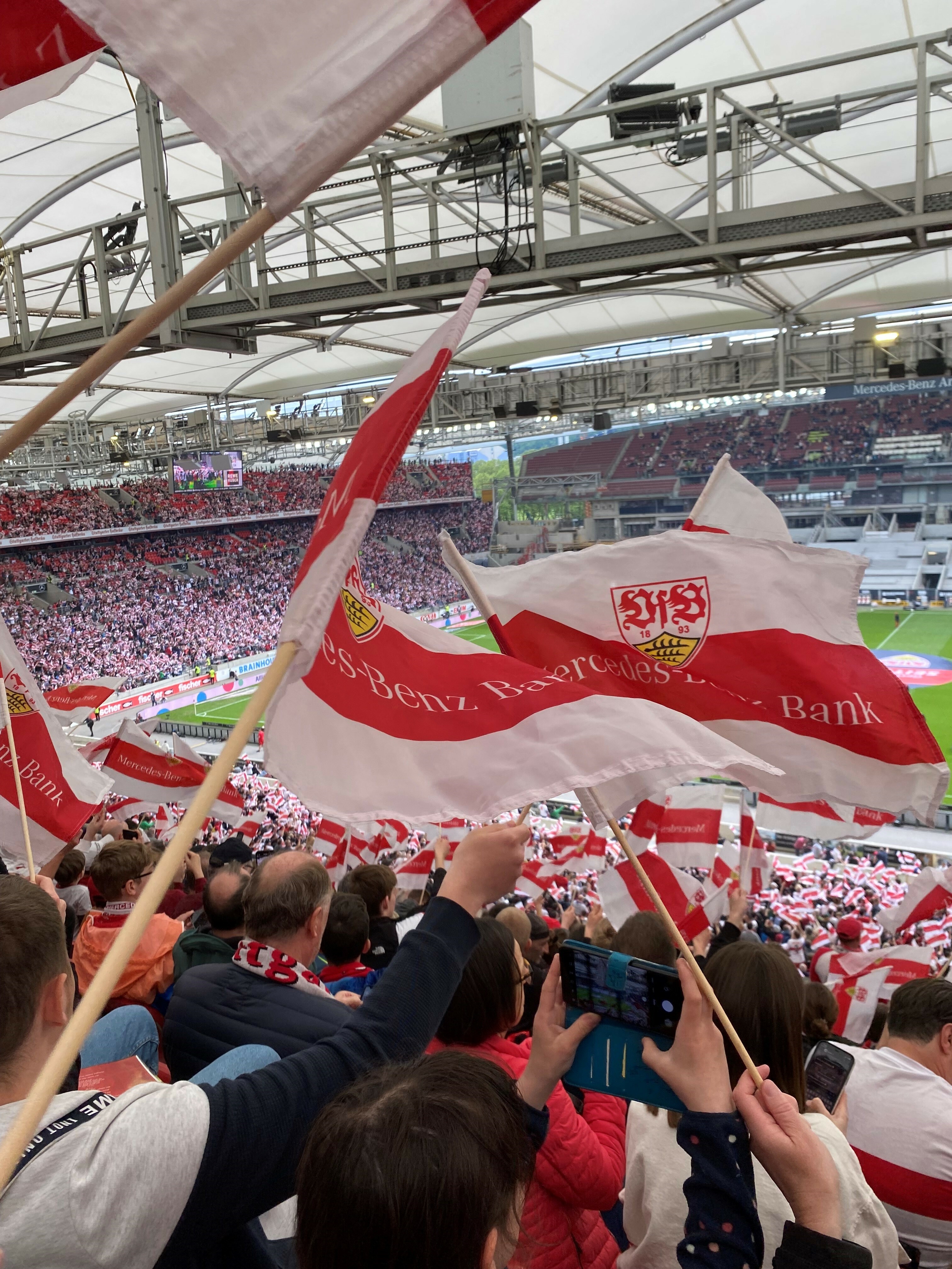 Die Mercedes-Benz-Arena ist am Samstag gegen Hoffenheim restlos ausverkauft, doch auch in der Kneipe macht das Daumendrücken Spaß. Bild: Hamann