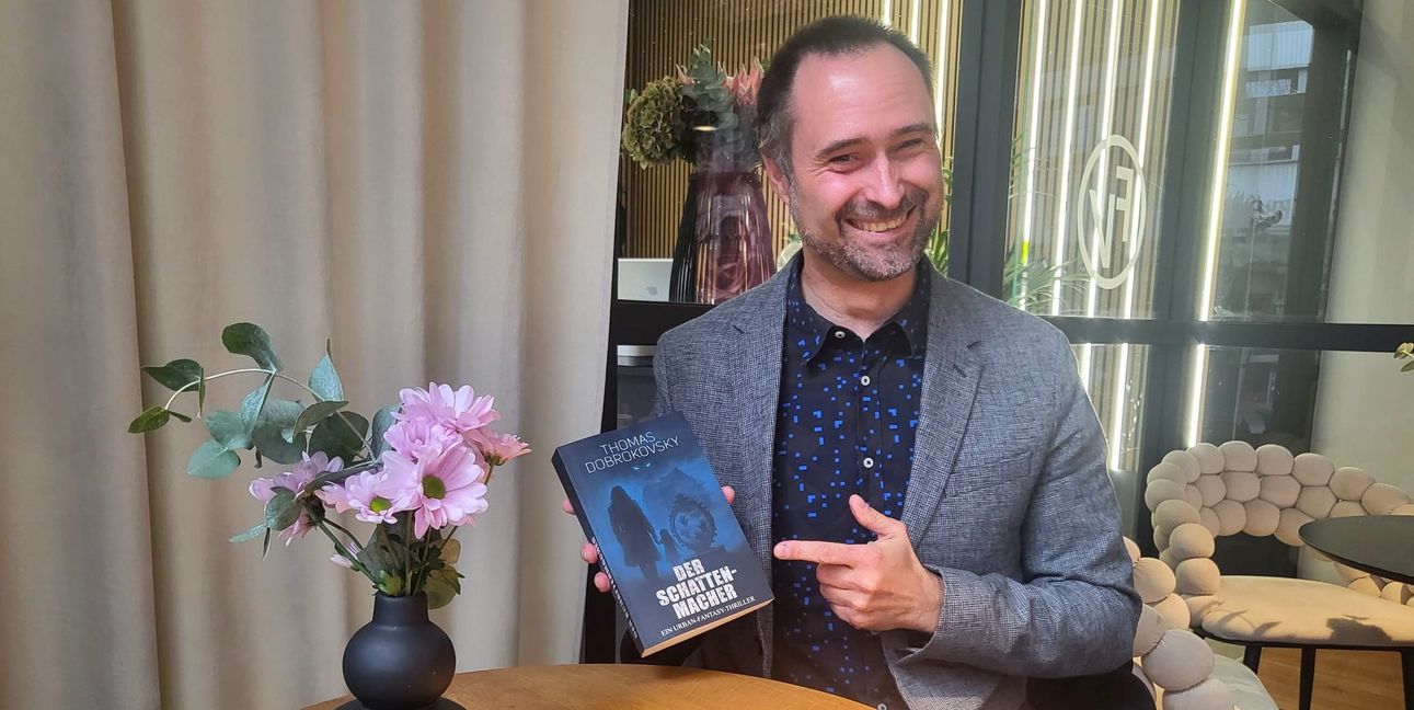 Geschichten reifen bei ihm langsam – manchmal über Jahre. Jetzt hat Thomas Dobrokovsky eine davon aus dem Schuhkarton geholt: seinen düsteren Fantasy-Thriller, der in Weil der Stadt spielt.Bild: Fecht
