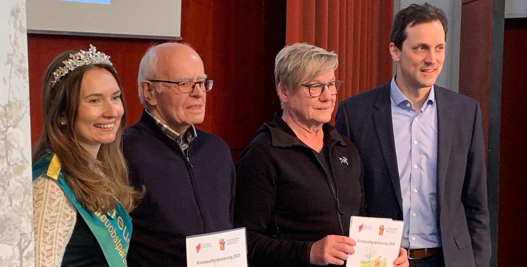 Streuobstkönigin  Linda Österle, Horst Widmayer, Reiner Günther-Müller und der stellvertretende Landrat Martin Wuttke bei der Preisverleihung. Bild: z