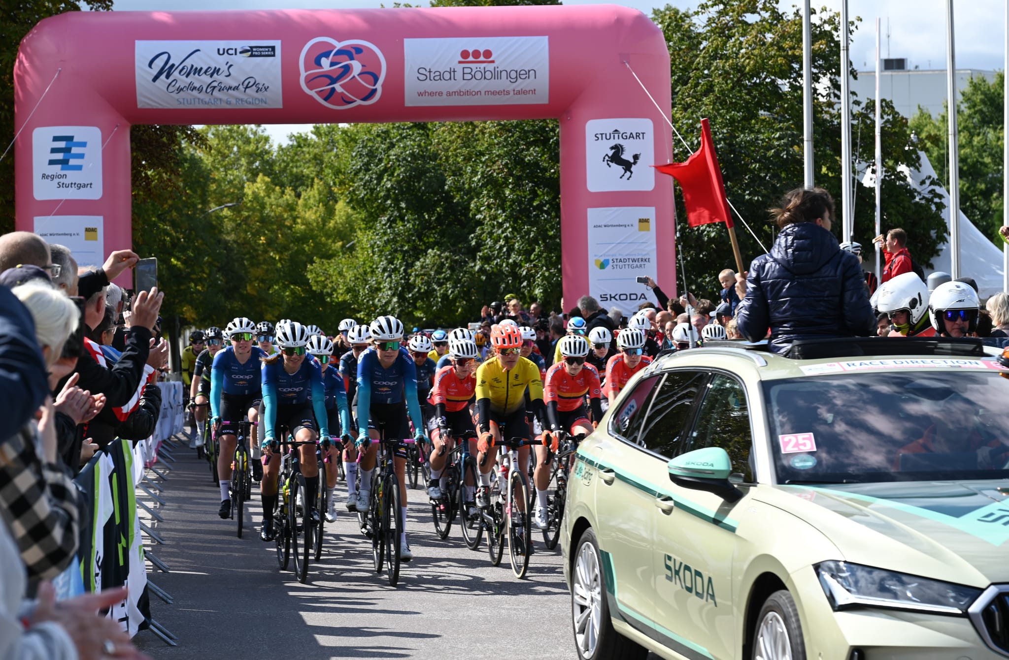 Start zum Women`s Cycling Grand Prix auf der Böblinger Alba-Brücke. In der ersten Reihe im gelben Trikot des Teams der Region Stuttgart: die Schönaicherin Lisa Brandau.