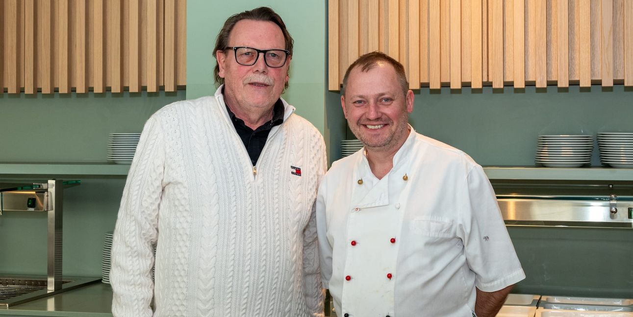 Dieter Schuster (links) hängt nach fast einem halben Jahrhundert die Kochjacke an den Nagel, sein Nachfolger Jakob Kliewer ist im Erikson kein Unbekannter.