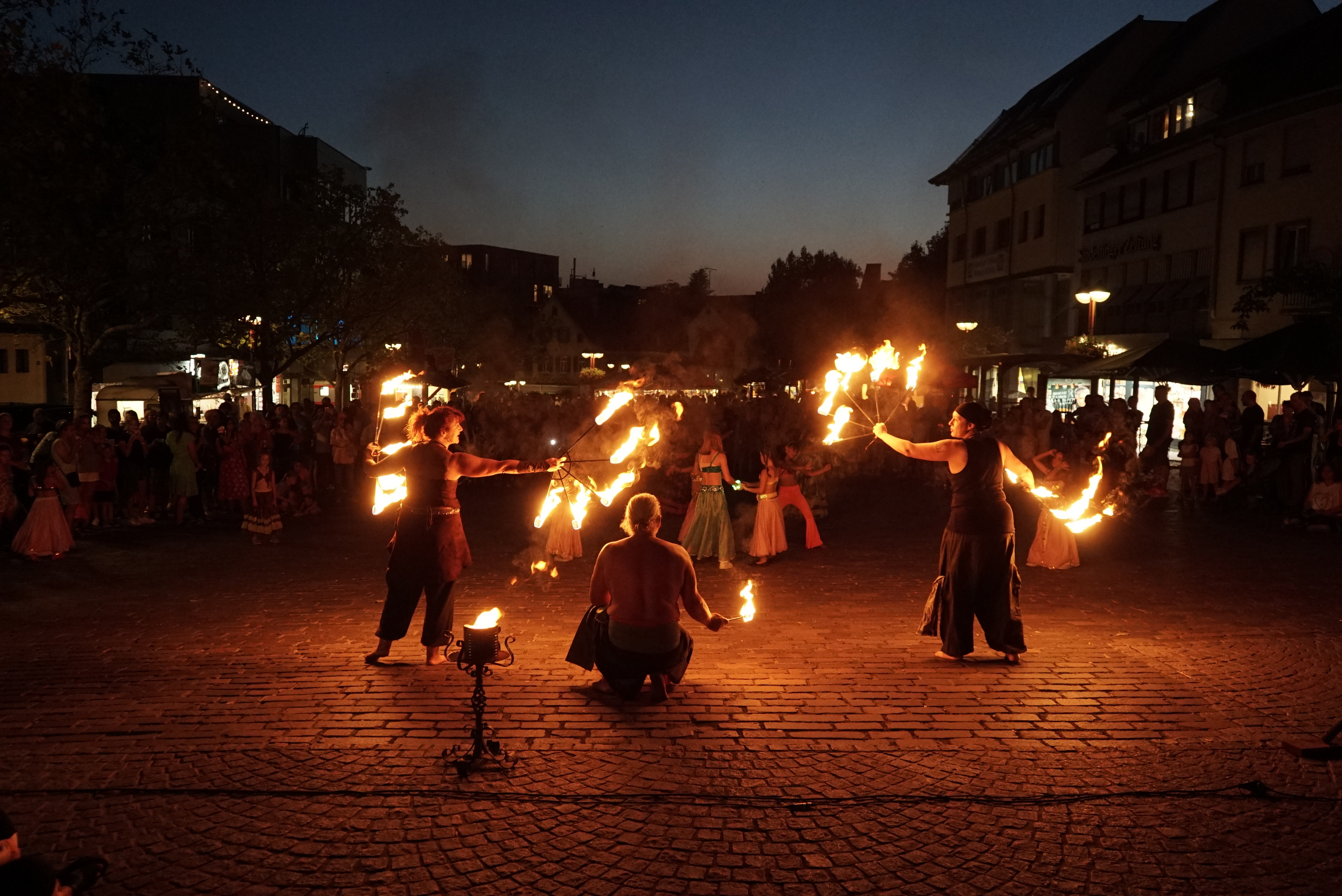 Bereits am Freitagabend, im Rahmen des Sindelfinger Feuerabends, hatte der Mittelaltermarkt mit inszenierten Schwertkämpfen begonnen.   Bilder: Heiden