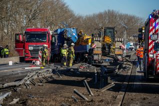 Der Lastwagen sorgte für eine Spur der Verwüstung auf der Mittelleitplanke der A81 am Dienstagmittag.
