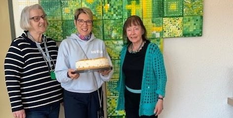 Patricia Jonas, umrahmt von Emmi Wacker (links) und Anne Graf vom Café Volle Kanne.