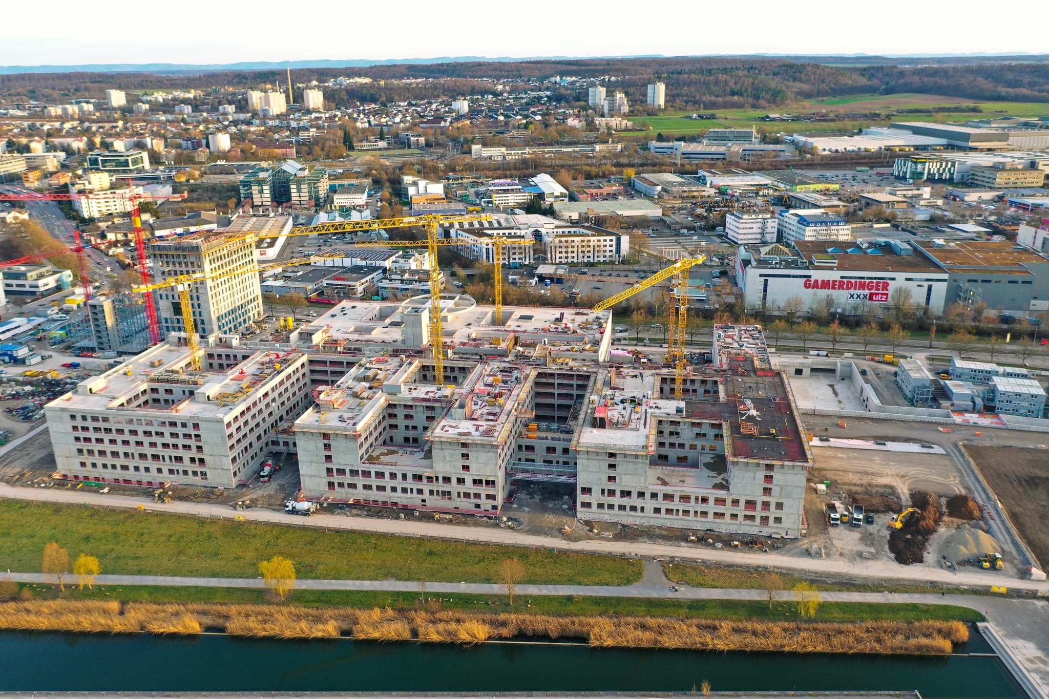 Die neue Flugfeldklinik aus der Vogelperspektive. Die Arbeitem an dem Großprojekt gehen voran, wie Landrat Roland Bernhard erklärte.