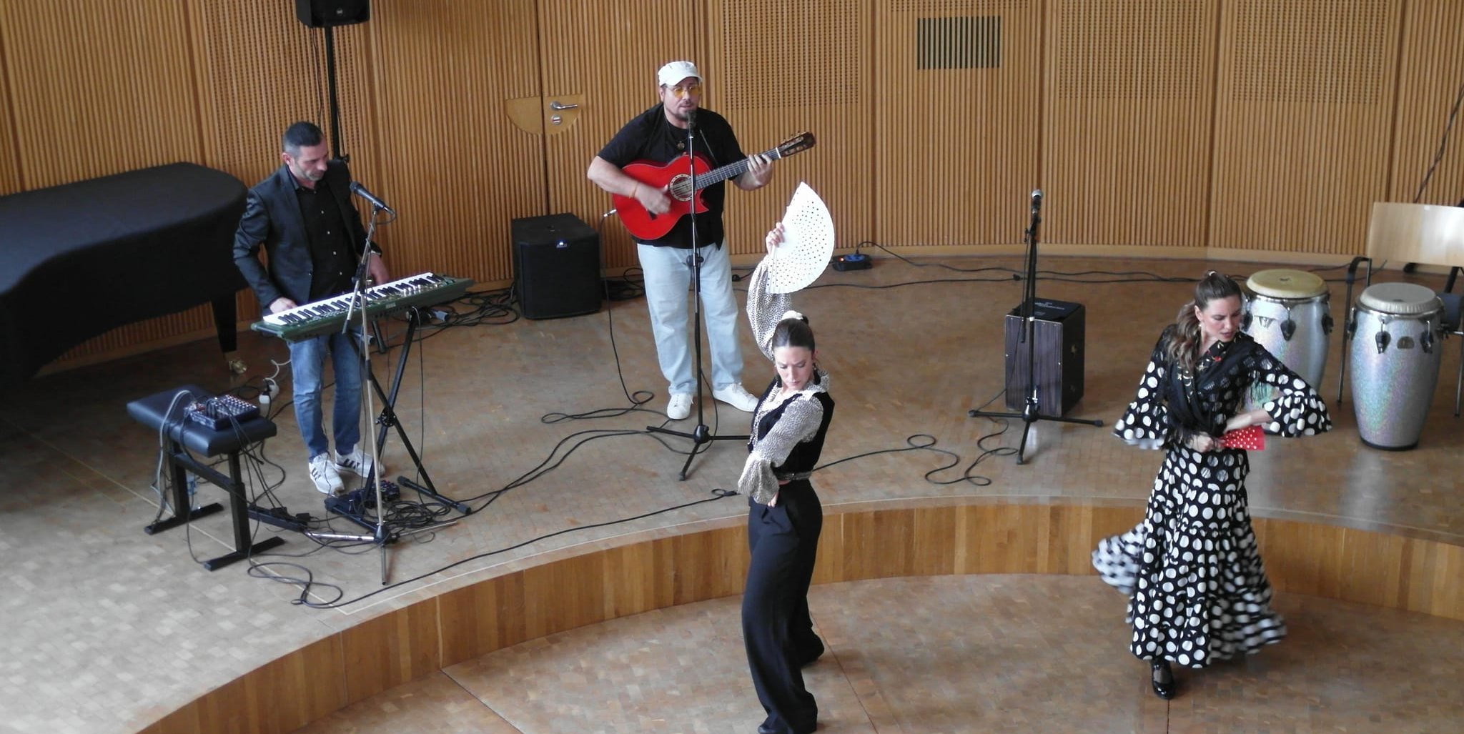 Beim Deutsch-Italienischen Freundschaftskonzert mit dem Quartett "Charly Gitanos & Band" haben knapp 200 Besucher im Odeon der SMTT Sindelfingen gefeiert.