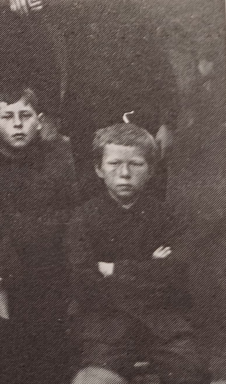 Friedrich Schäfer an der Sindelfinger Realschule (heute Ernst-Schäfer-Haus) ca. 1925. Diesen skeptisch-forschenden Blick hat er sich sein Leben lang bewahrt.