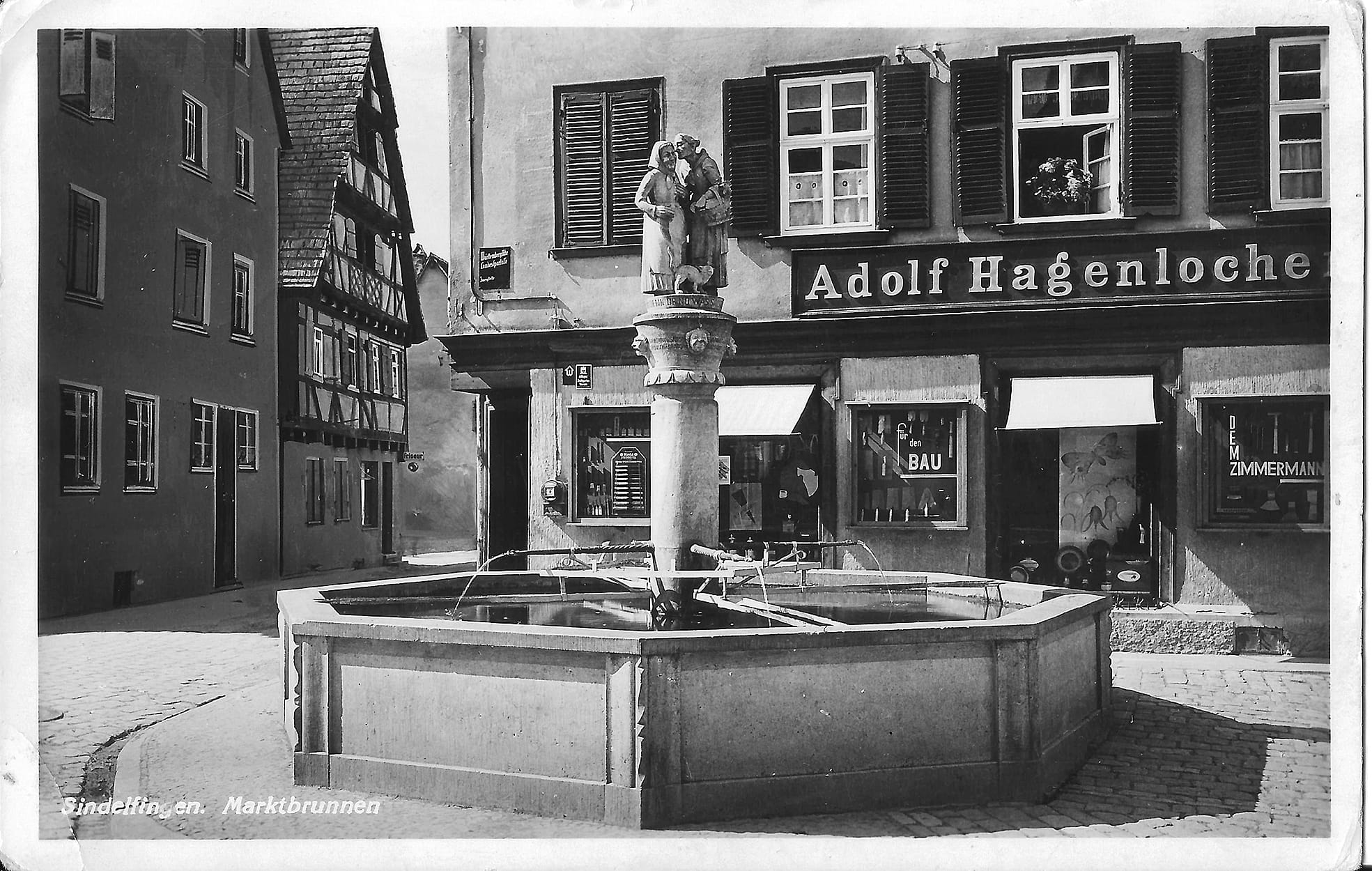 Der Schwätzweiberbrunnen auf einer alten Ansichtskarte. 1927 hat Friedrich Schäfers Vater Robert den Schwätzweiberbrunnen erstellt. Entworfen hat ihn unter dem Titel „das Geheimnis“ der Stuttgarter Professor Josef Zeitler (mit dem Robert Schäfer im Dauerstreit lag), gestiftet hat ihn die Firma Zweigart und Sawitzki.