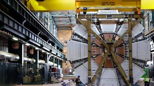 Das letzte Element des Atlas-Experiments wird am CERN bei Genf hinabgelassen.