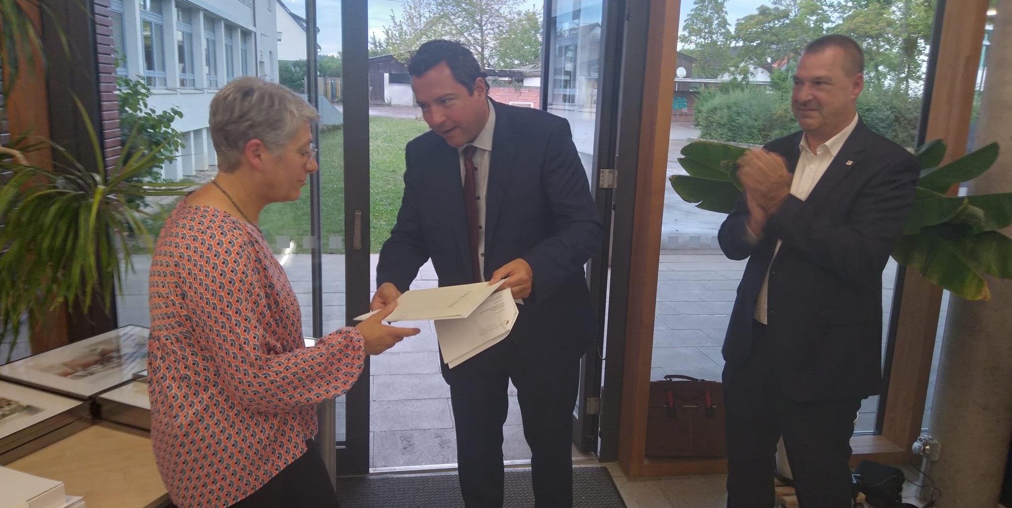 Bürgermeister Thomas Riesch ehrt Yvonne Erhardt für fünf Jahre im Ortschaftsrat geehrt.