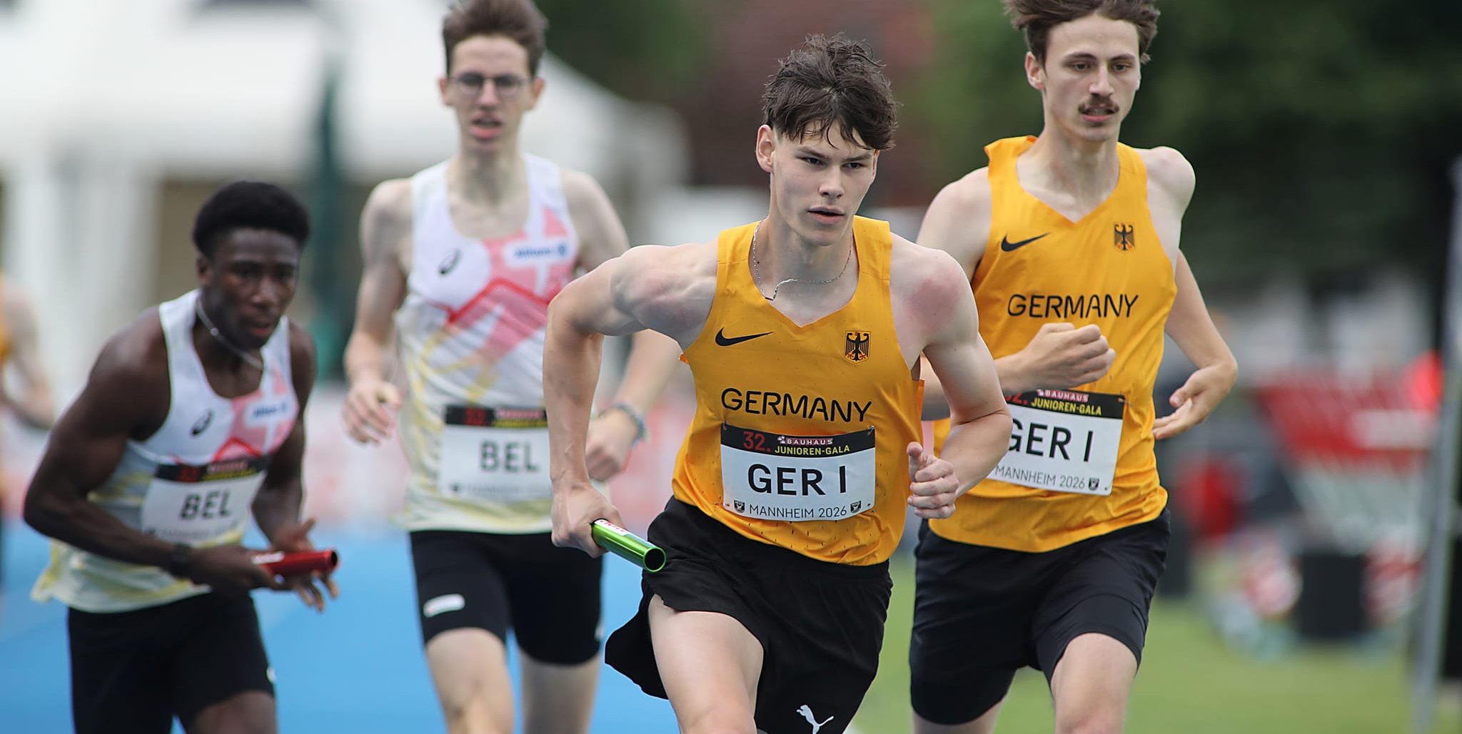 Jannis Gartmann (2. von rechts) hofft bei der U20-WM in Eugene auf einen Doppelstart im Einzel und in der Staffel.