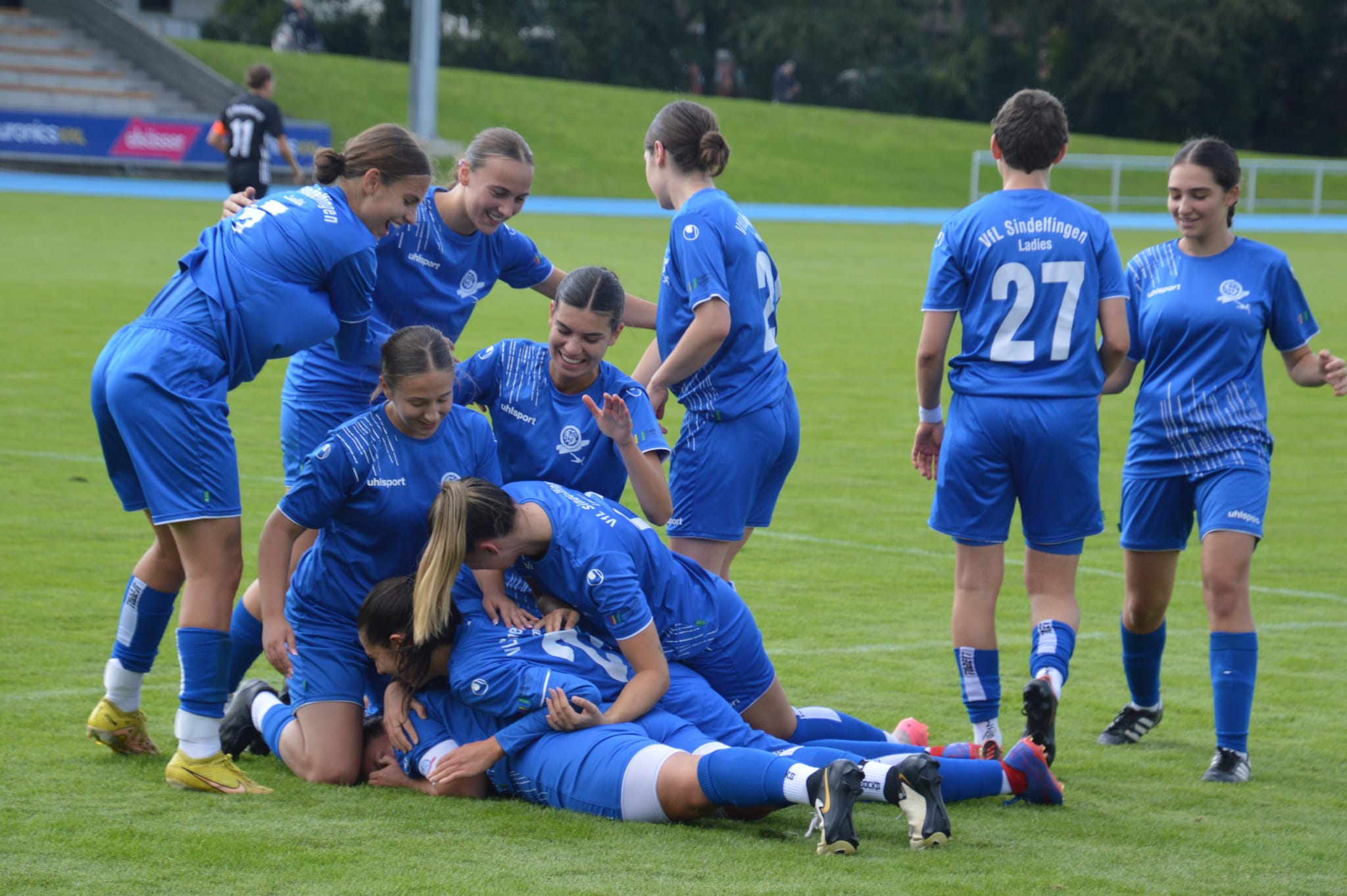 Annika Hagemann (am Boden liegend) hat soeben den 2:1-Siegtreffer für die VfL Sindelfingen Ladies zum Saisonauftakt gegen den FV Bellenberg
erzielt.