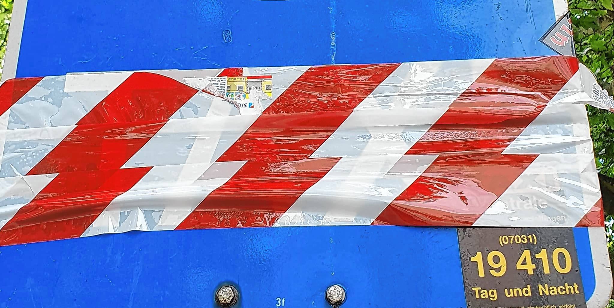 Ein wenig Baustellenklebeband, und das Taxischild ist Geschichte.