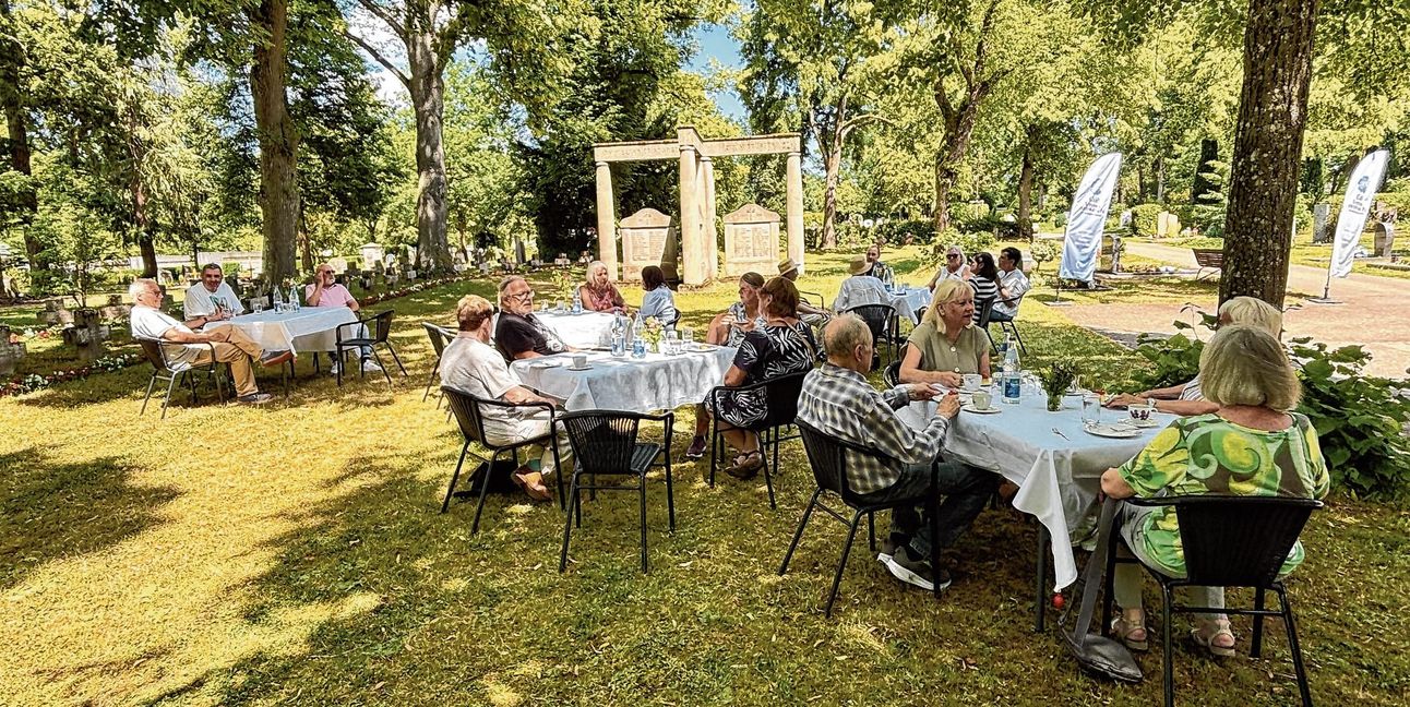 Auch bei Hitze ist das Friedhofscafé im Schatten der Bäume ein angenehmer Ort für Begegnungen.