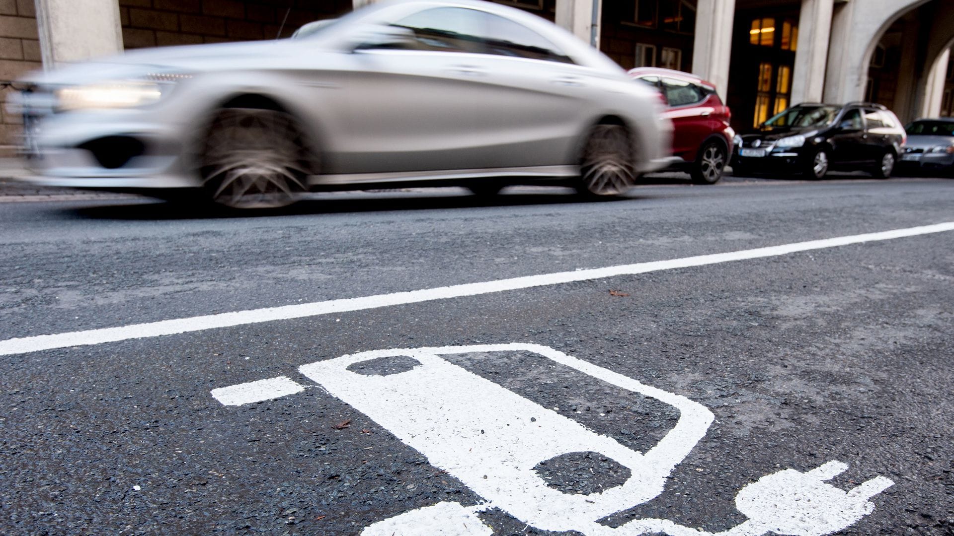 Im Alltagsbetrieb auf der Straße sind Plug-in-Hybride laut Fraunhofer ISI deutlich durstiger als auf dem Papier. (Archivbild)