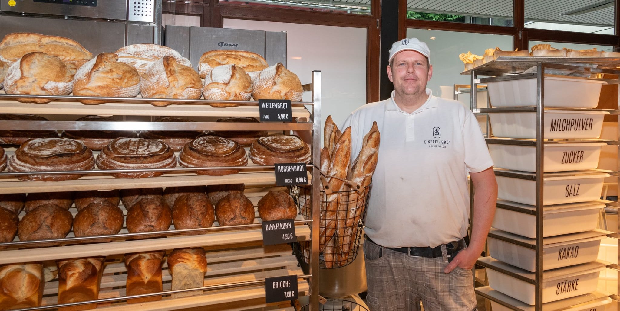 Frisch aus dem Ofen, Bäckermeister Holger Müller backt tagsüber immer wieder frische Brote. Bild: Nüßle