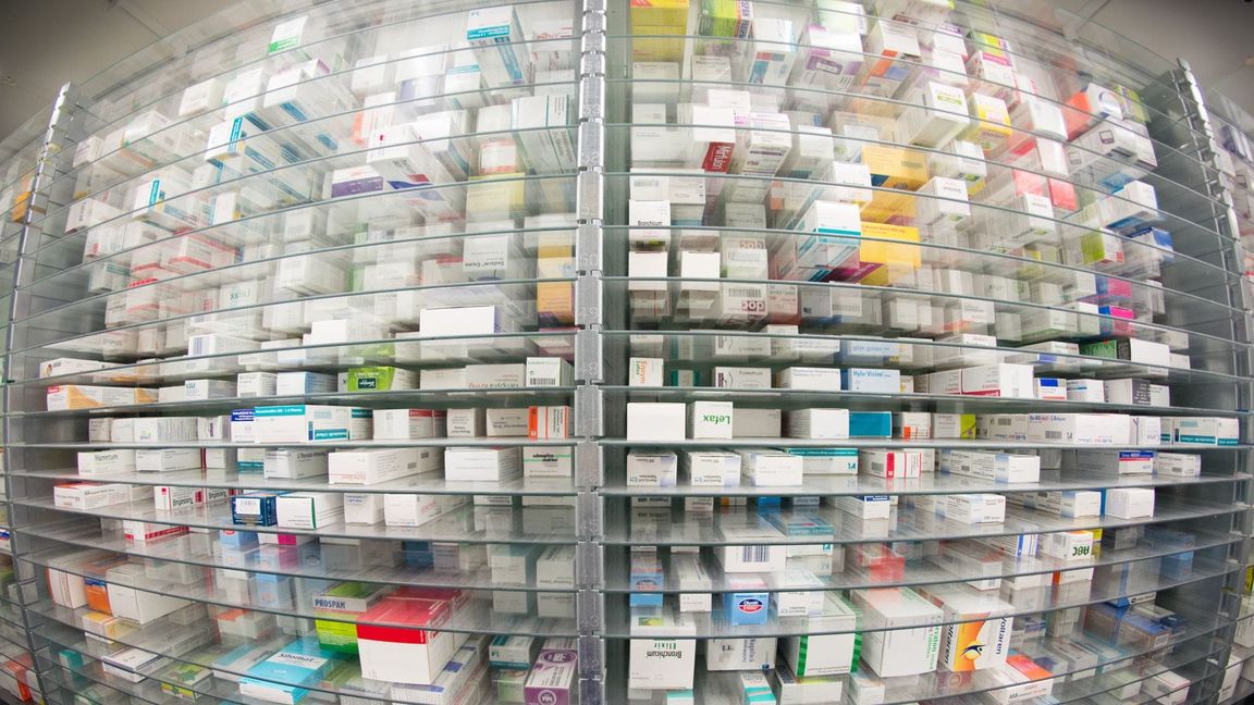 Medikamente liegen in den Regalen eines Kommissionierautomaten einer Apotheke. (Symbolbild)