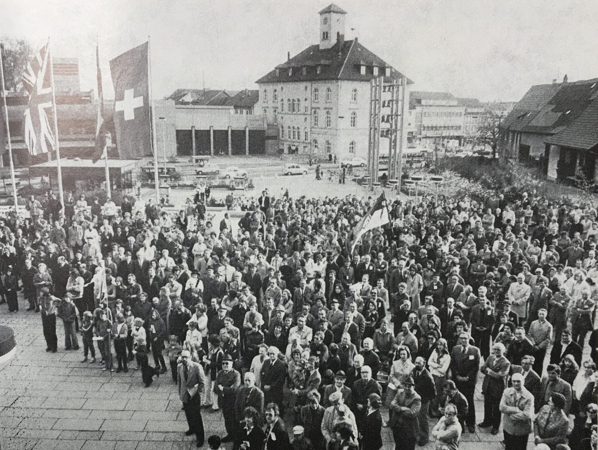 Hunderte warten am 25. April 1975 auf dem Rathausvorplatz auf das Urteil aus Stuttgart. Das Freibier wird danach in der Ausstellungshalle Sindelfingen und in Böblingen ausgeschenkt.