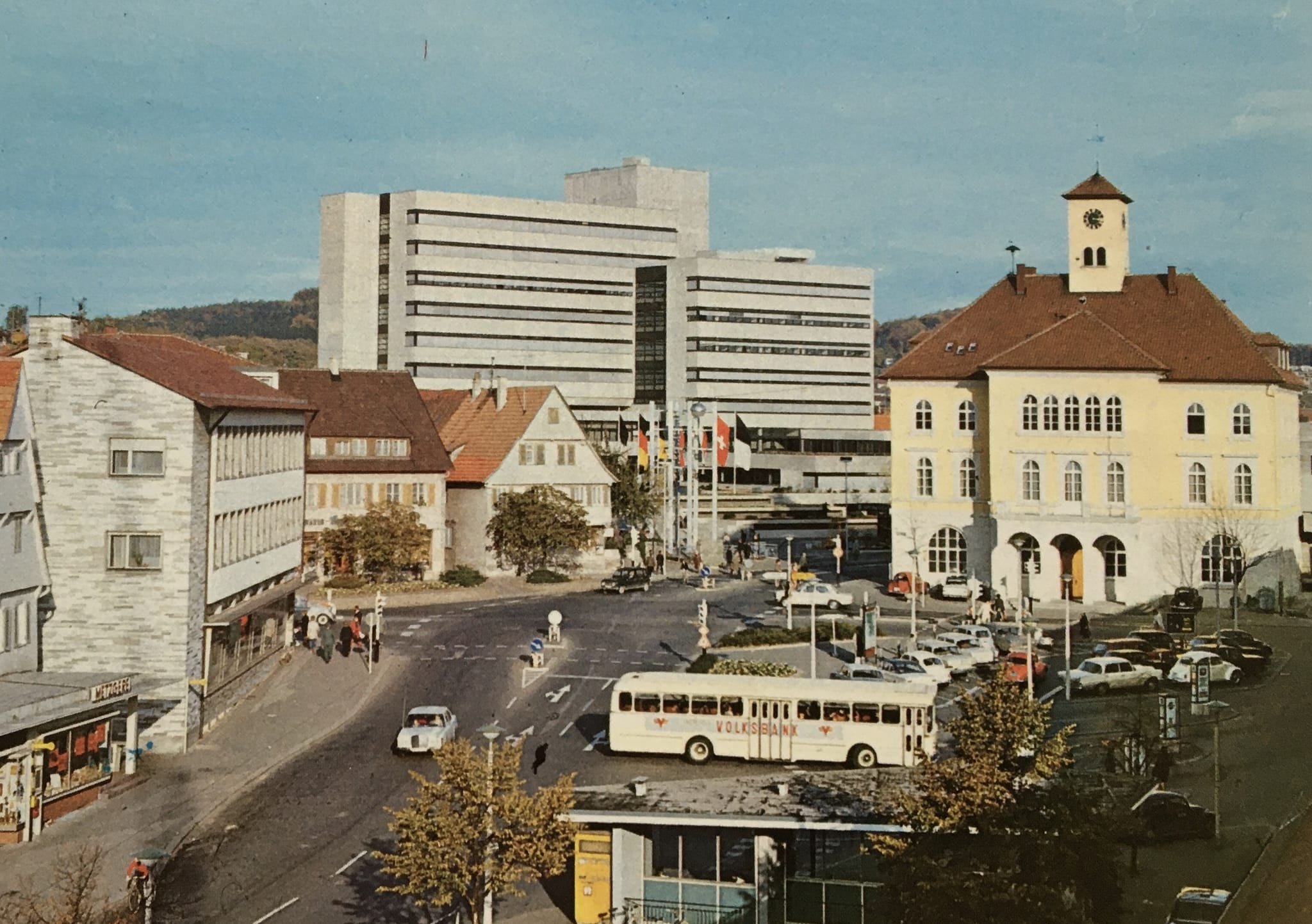 Der Sindelfinger Marktplatz in den 1970er Jahren, noch mit dem Busbahnhof vor dem zur Polizeiwache umfunktioniertem klassizistischen Rathaus.