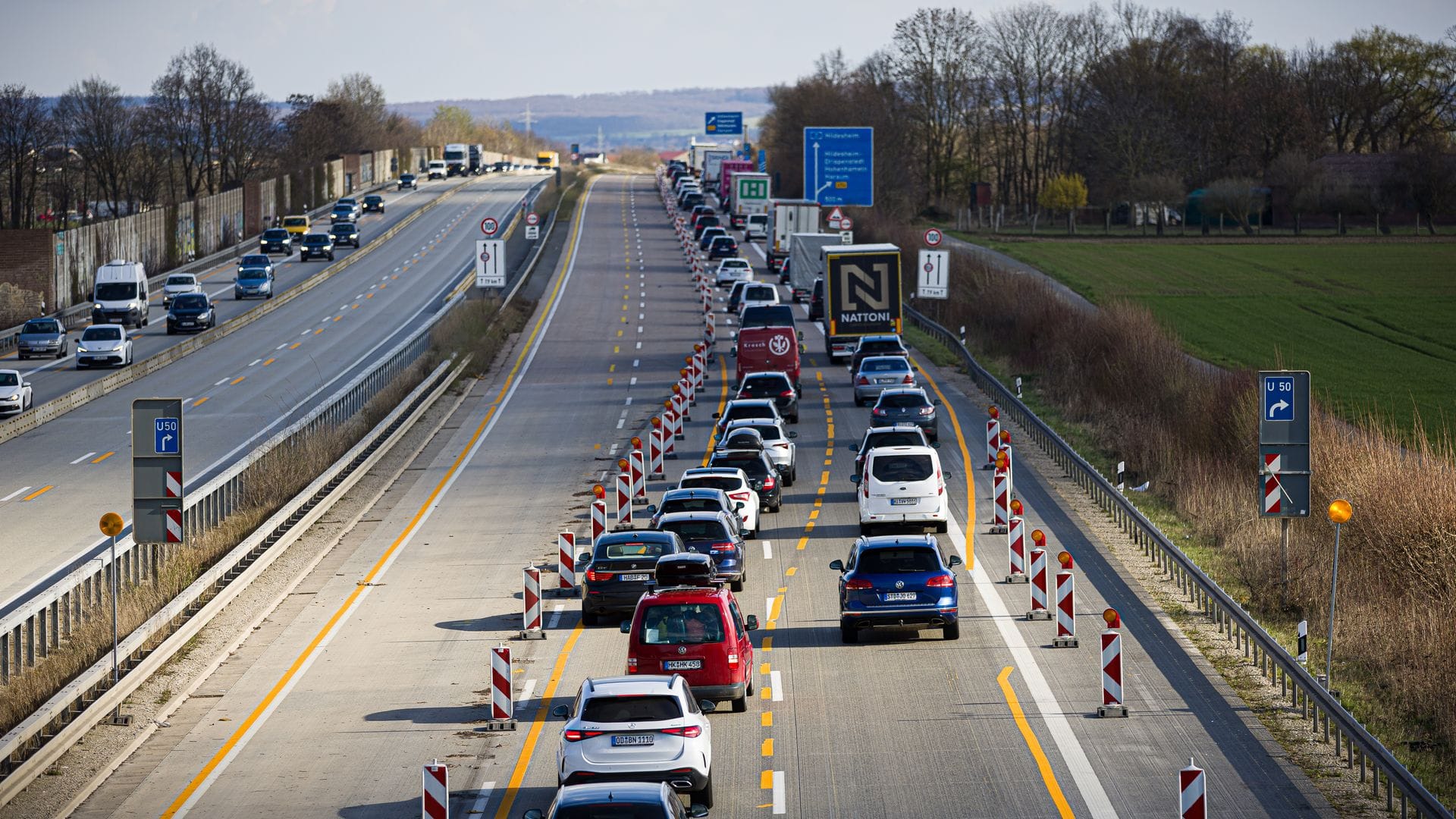 Reiseverkehr, Berufsverkehr und dann noch Baustellen auf der Autobahn - eine stauanfällige Kombination. (Archivbild)