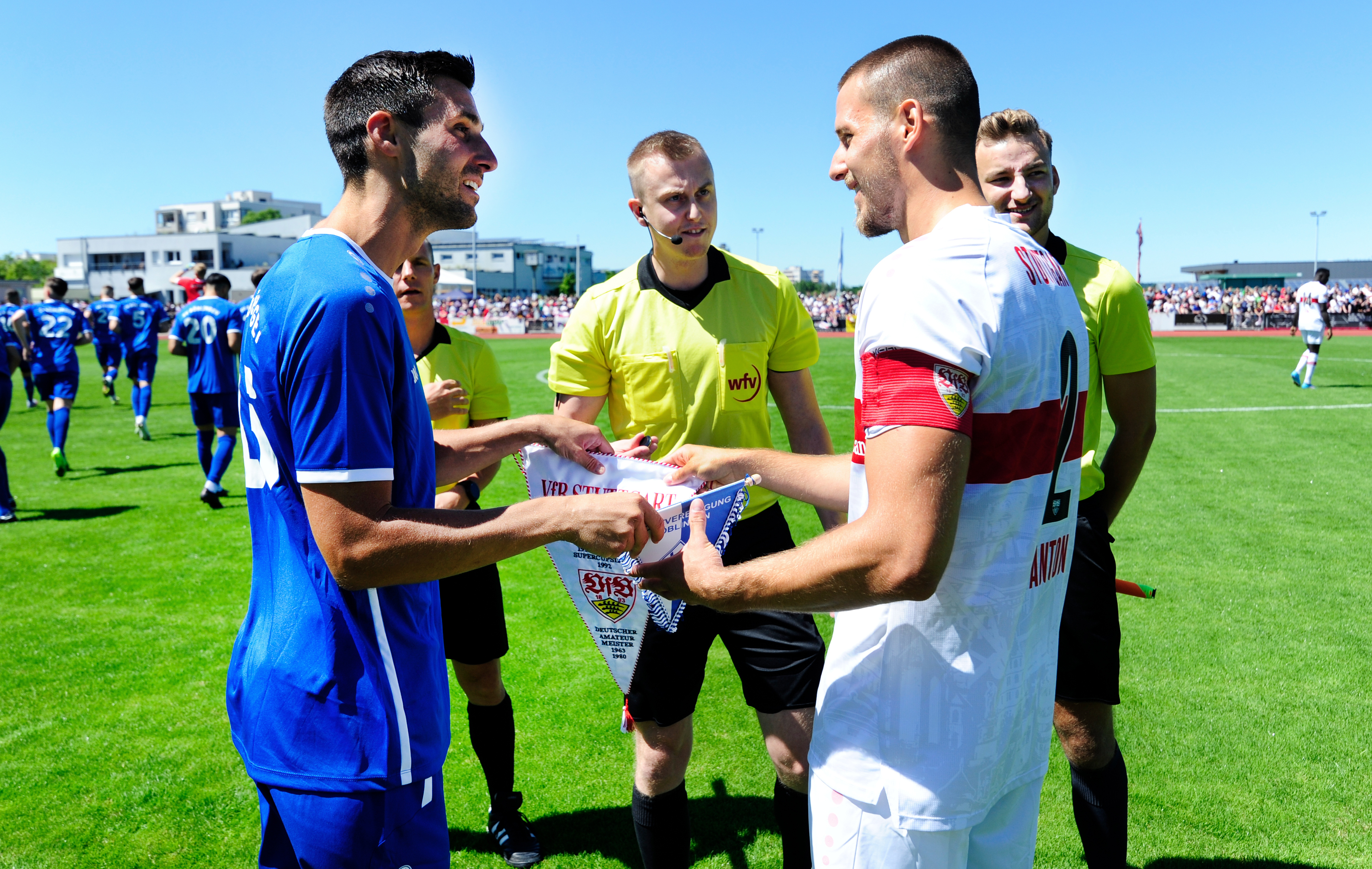 Schon bei der Platzwahl der beiden Kapitäne Fabian Schragner und Waldemar Anton war die freundliche Stimmung an diesem Fußball-Nachmittag zu spüren. Bild: photostampe