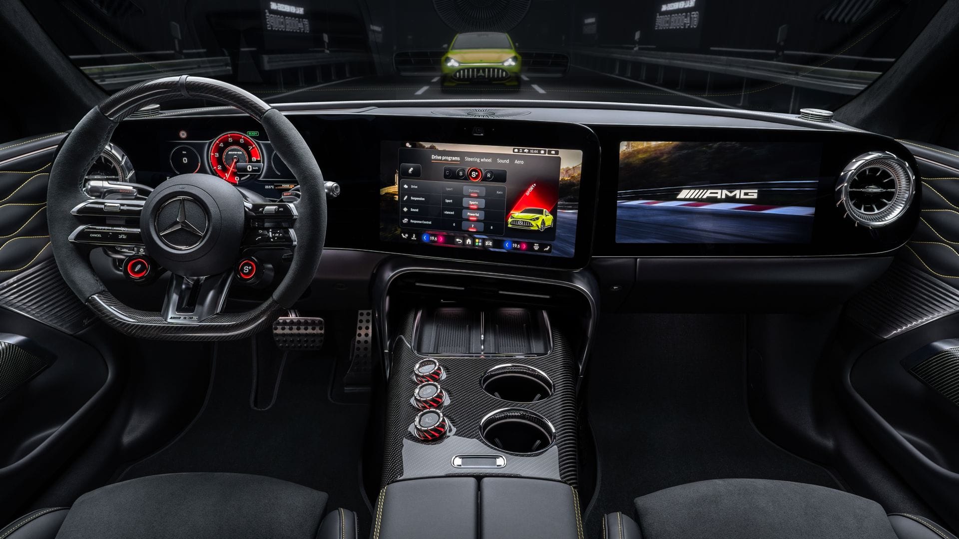 Der Bildschirm im Cockpit ist leicht zum Fahrer gedreht. Für einen Aufpreis gibt es auch für den Beifahrer ein Display. Neu sind auch drei Drehregler in der Mittelkonsole, mit denen der Fahrer individuell das Ansprech-, Kurven- und Schlupfverhalten einstellen kann.
