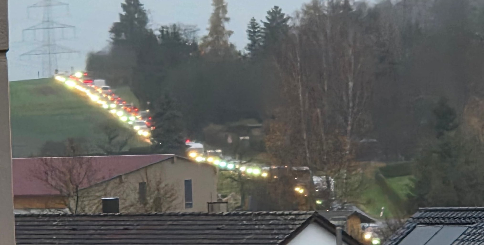 Der Berufsverkehr wich über den „Eierpass“ aus und kam dort zeitweise zum Stillstand.