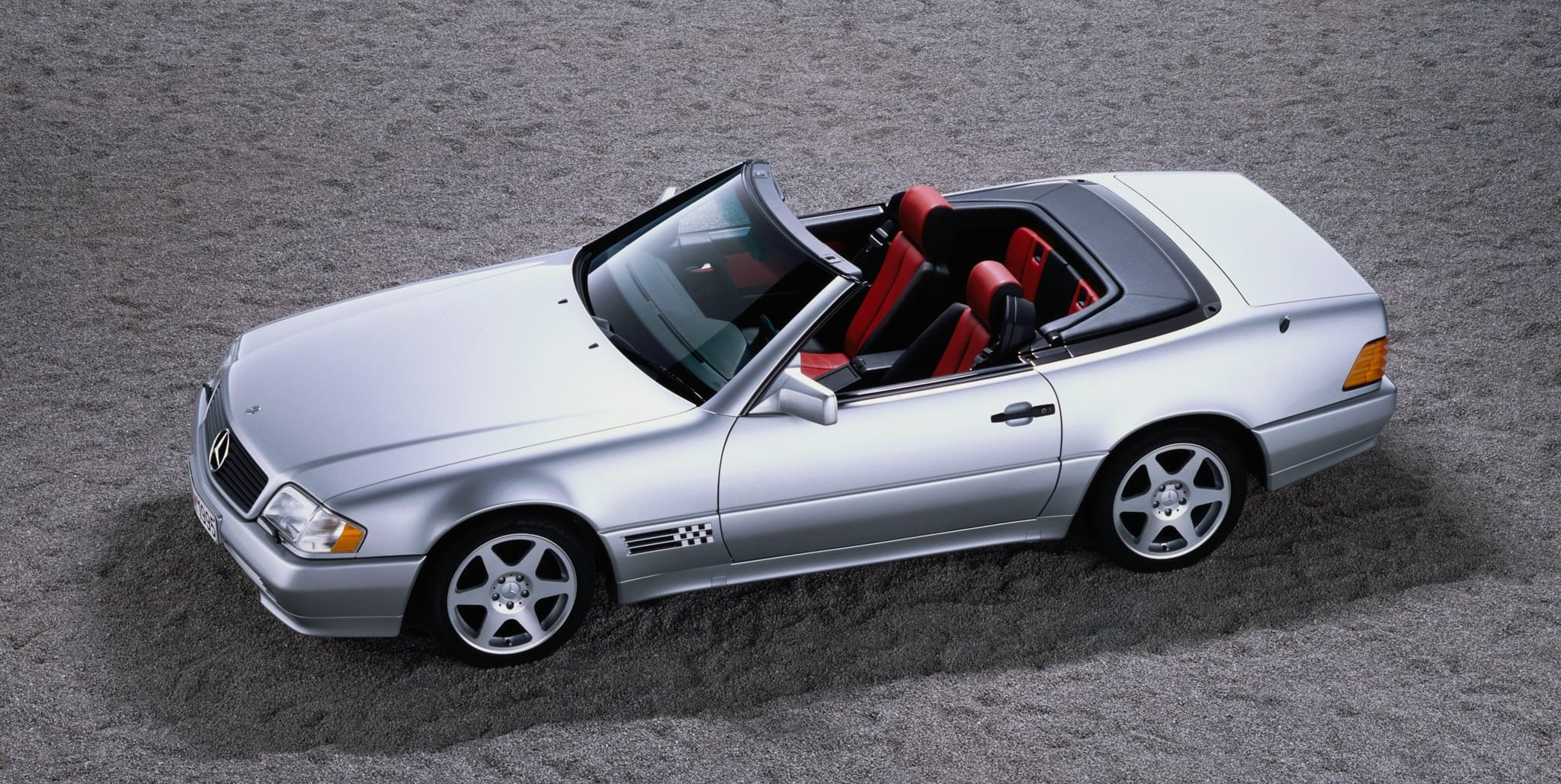 Mercedes-Benz SL der Baureihe R 129 in der auf 630 Exemplare limitierten „SL Special Edition“. Auf dieser Basis entsteht im März 1995 die Sonderedition „Mille Miglia“, die auf nur zehn Fahrzeuge limitiert ist.