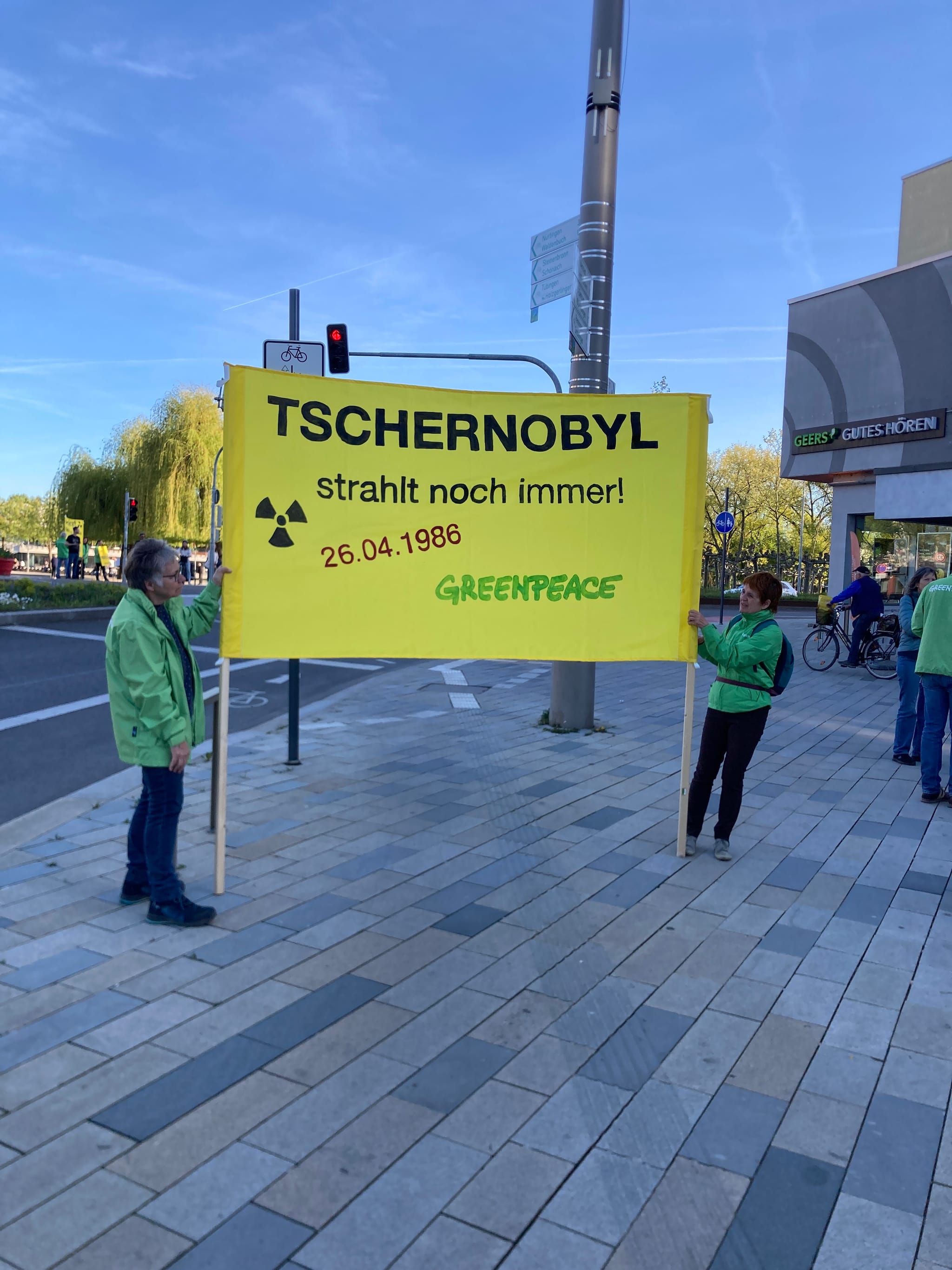 Die Aktion von Greenpeace auf dem Böblinger Elbenplatz. 	Bild: z