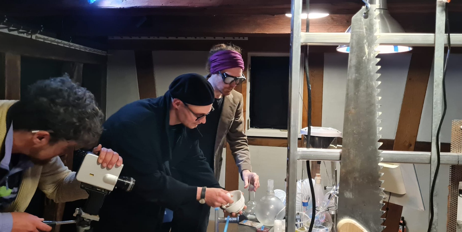 Bei der Installation in der Scheune des Vogtshaues: Benjamin Breitkopf, Johannes Bauer, Frank Bierlein. Bild: Schilpp