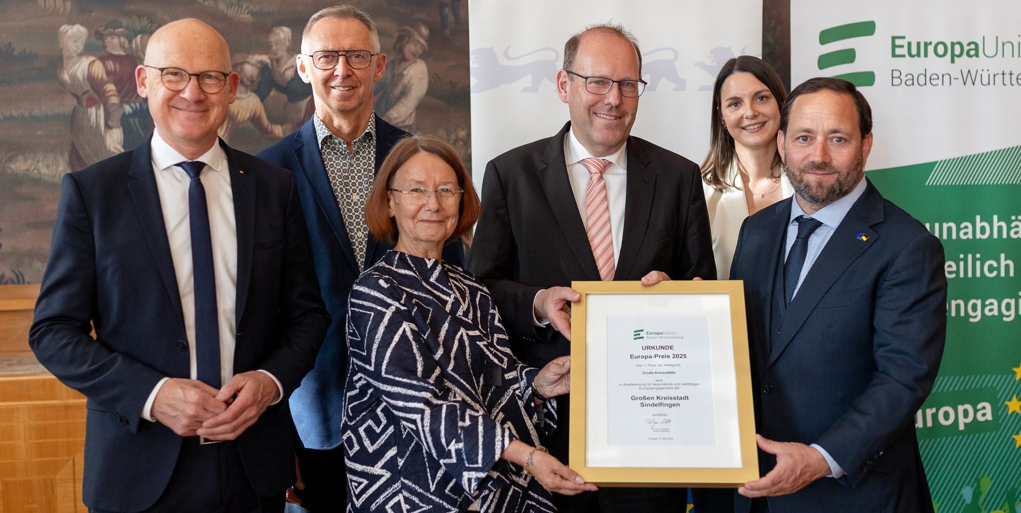 Europa-Preis für Sindelfingen (von links): Ralf Broß, Geschäftsführendes Vorstandsmitglied des Städtetags Baden-Württemberg, Erster Bürgermeister Christian Gangl, Evelyne Gebhardt, Vorsitzende des Landesverbands Baden-Württemberg der Europa-Union, Oberbürgermeister Dr. Bernd Vöhringer, Natalie Pawlowski, Leiterin der Abteilung für Internationale Angelegenheiten der Stadt Sindelfingen und Florian Hassler, Staatssekretär für politische Koordinierung und Europa im Staatsministerium Baden-Württemberg).
