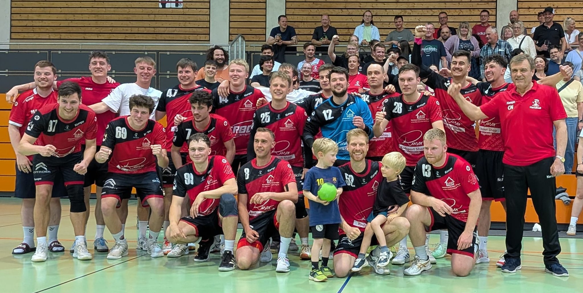 Benjamin Schönemann - vorne mit seinen Söhnen Toni (links) und Carlo - hat seine Karriere bei den Handballern des SV Magstadt beendet.