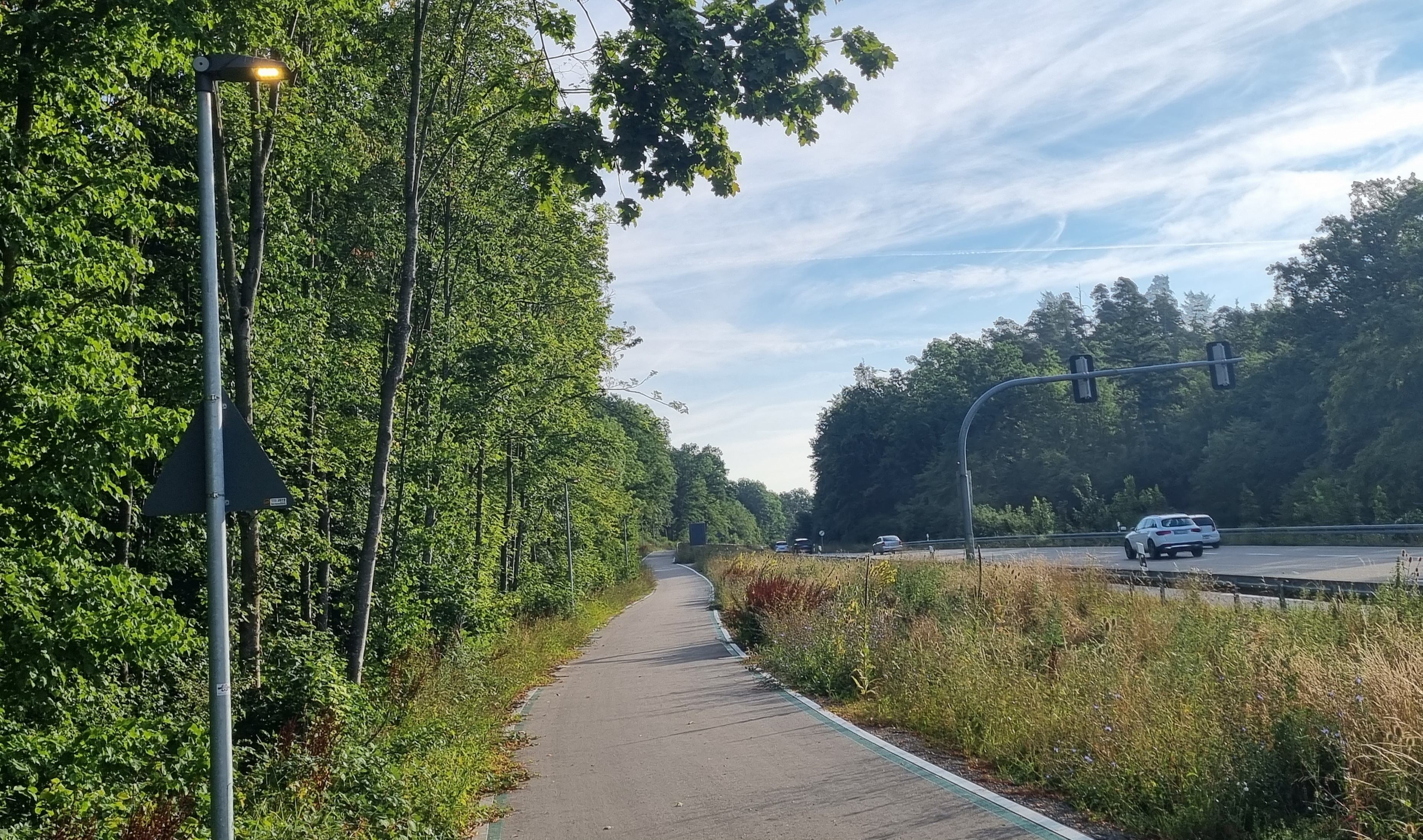 Auch bei Tageslicht waren die Laternen entlang des Schnellradwegs zwischen Böblingen und Ehningen tagelang in Betrieb. Inzwischen soll diese Störung behoben sein. Bild: Hamann