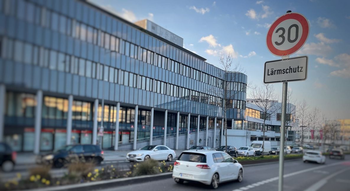 Auf manchen Straßen in Böblingen gilt bereits Tempo 30. Die reduzierte Geschwindigkeit wirkt wie eine Halbierung des Verkehrs: Der Lärm kann bis zu 3 Dezibel sinken.