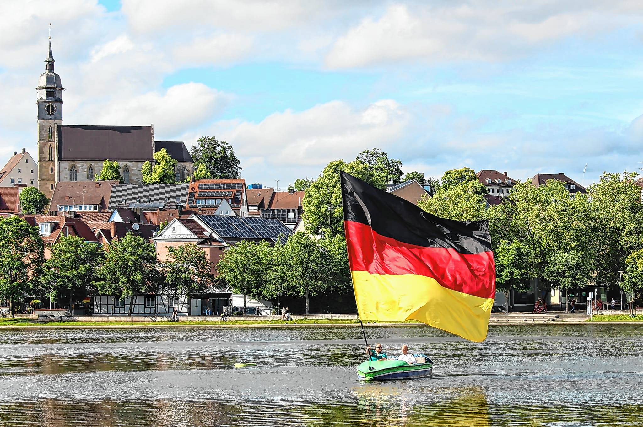 Siggi Weierich (rechts im Boot) und Axel Knoblauch setzten vor dem Eröffnungsspiel der deutschen Nationalmannschaft gegen Schottland auf dem Oberen See in Böblingen ein weithin sichtbares Zeichen.Bild: Zvizdiç