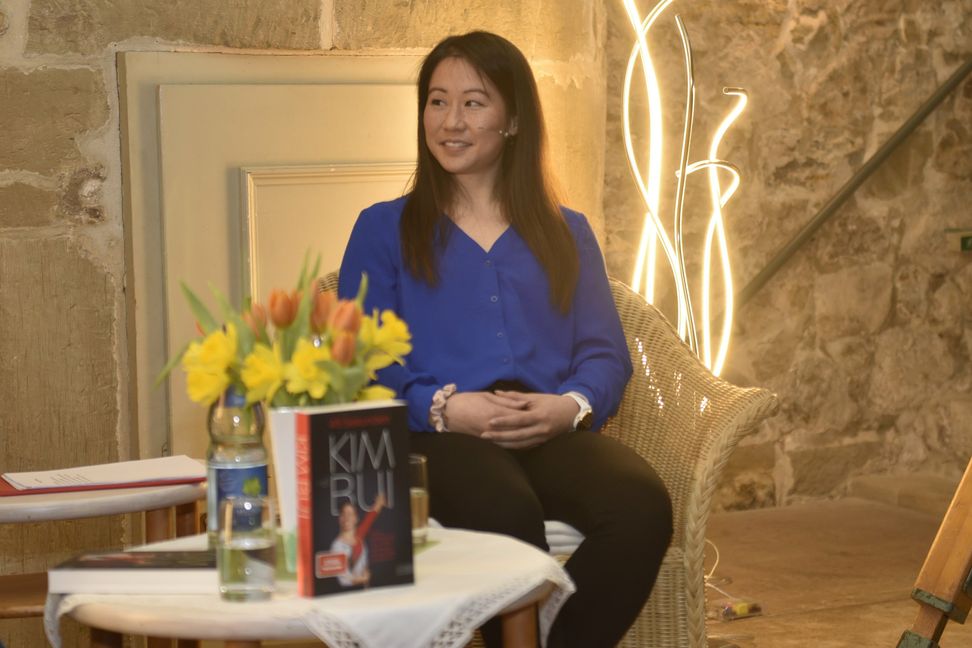 Die Ehhningerin Kim Bui bei ihre Lesung im Deufringer Schloss. Bild: Reichert
