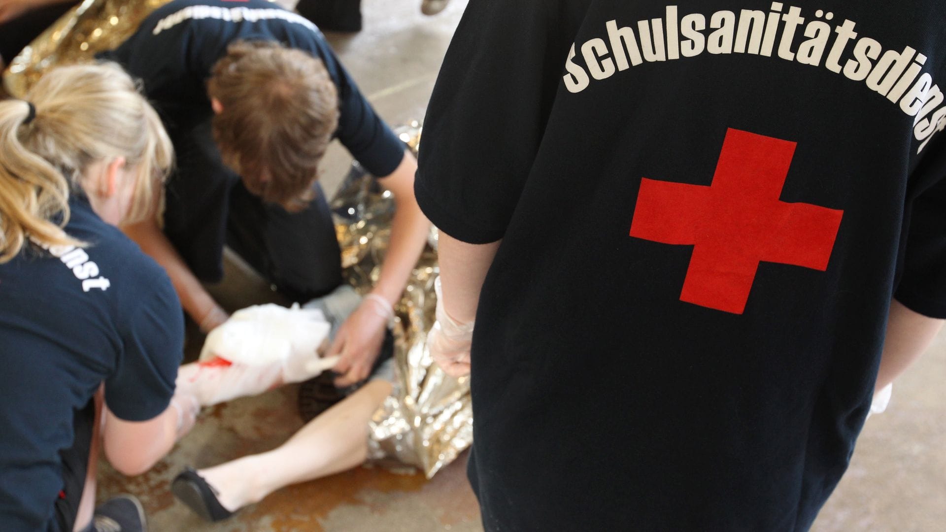 In Hessen und dem Saarland sind Wiederbelebungskurse in der Schule bereits Pflicht, NRW will folgen. (Symbolbild)