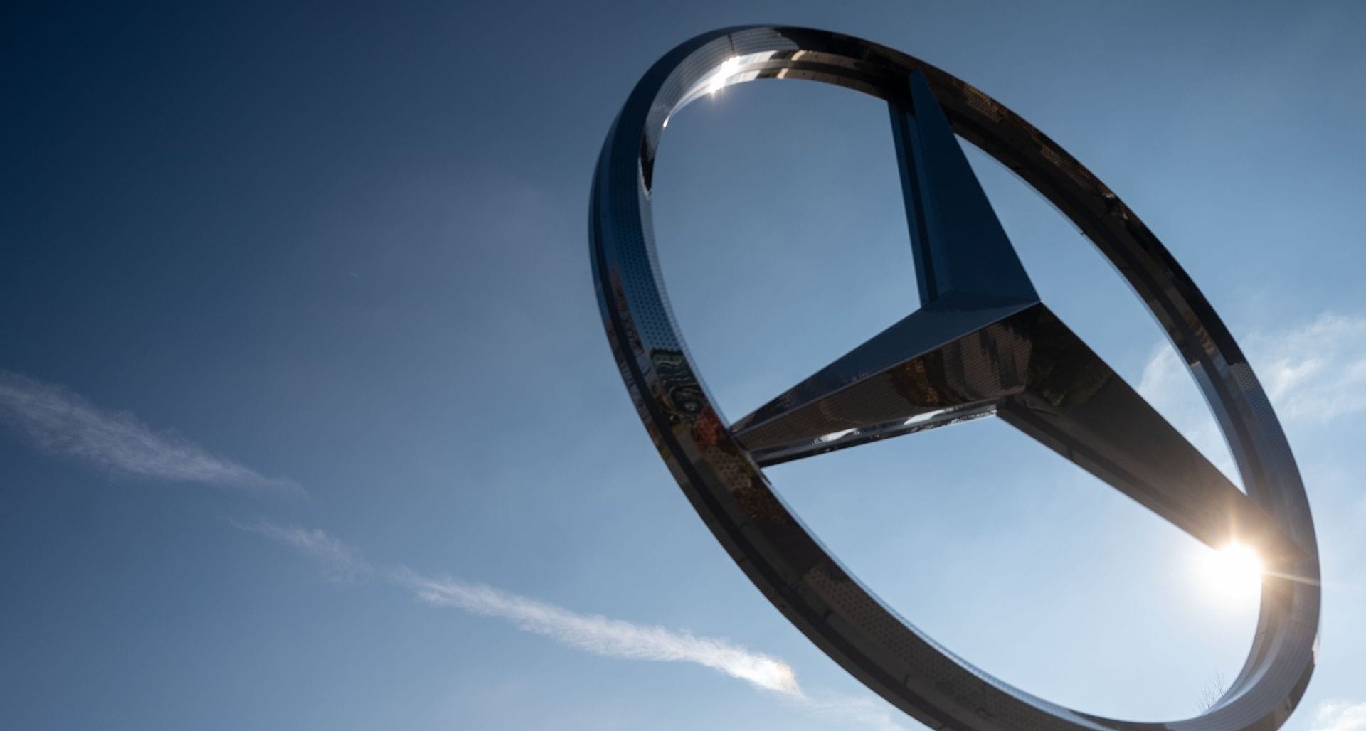 Der Stern dreht sich über dem Mercedes-Werk.