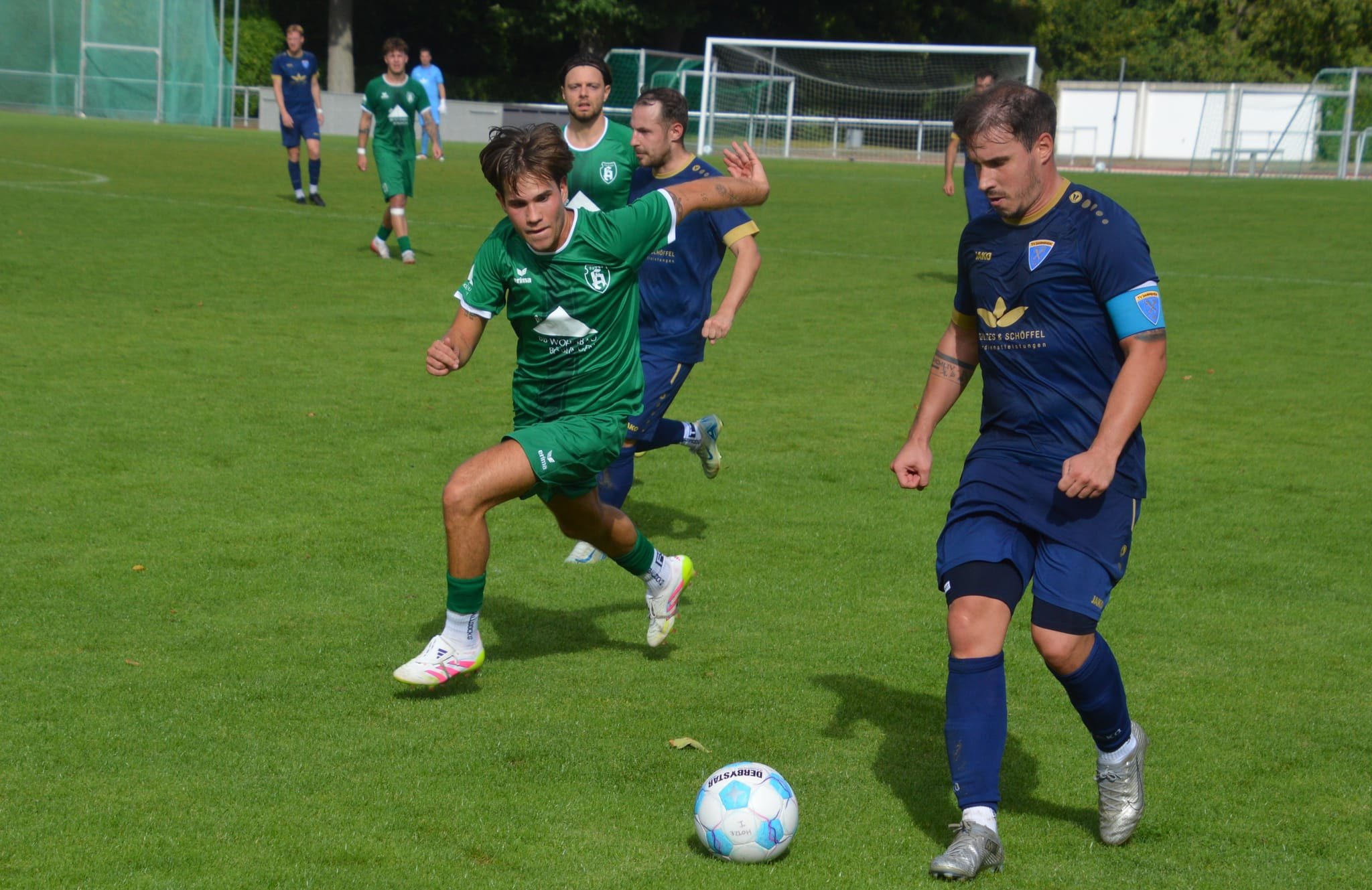Kapitän Simon Lindner, hier gegen Holzgerlingens Nick Preuss, und der TV Darmsheim wollen im Heimspiel gegen den ASV Botnang die Tabellenführung in der Bezirksliga verteidigen.