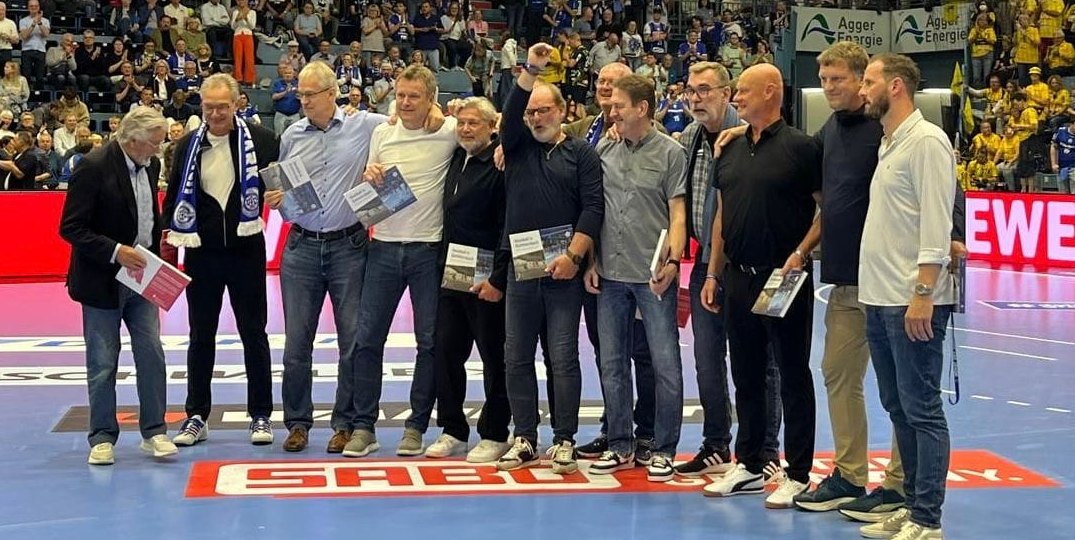 Ralf Maurer (Zweiter von links) und das letzte Meisterteam des VfL Gummersbach wurden geehrt.