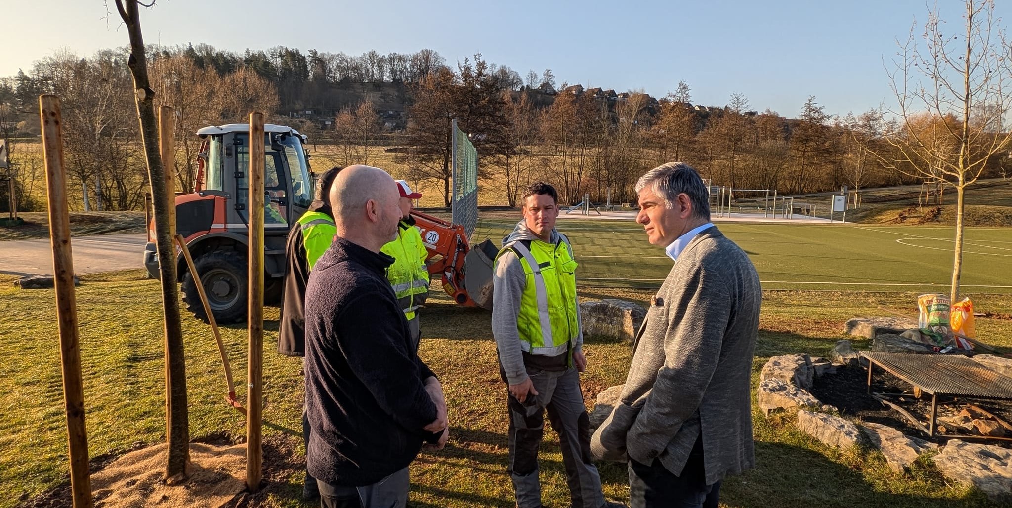 Holzgerlingens Bürgermeister Ioannis Delakos (rechts) bedankte sich vor Ort bei seinen tatkräftigen Mitarbeitern.