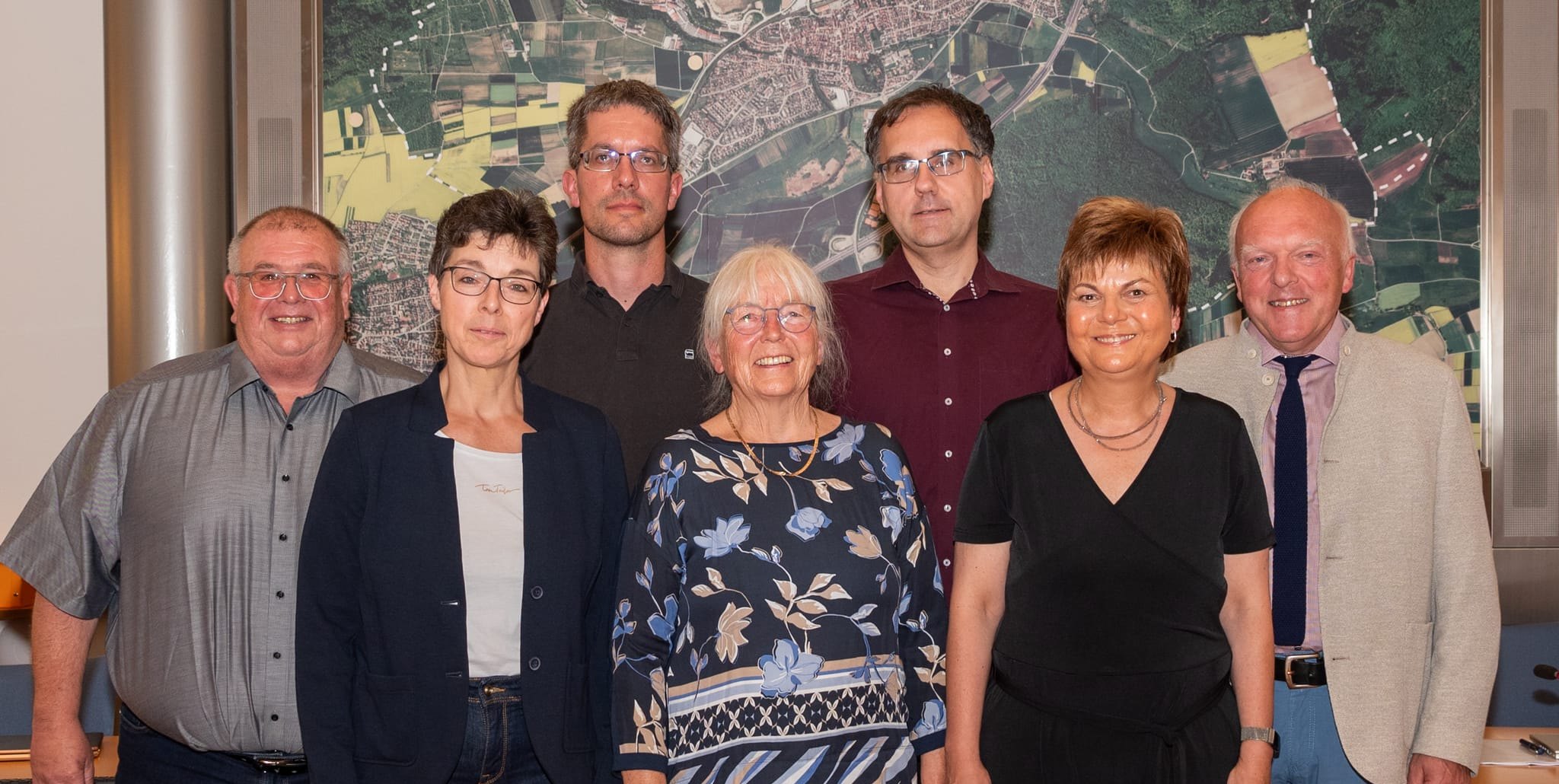 Aus dem Gremium ausgeschieden sind: Vorne von links: Ursula Kenntner (Freie Wähler), Gisa Fichtner (SPD), Jutta Schießler (Freie Wähler) Hinten von links: Roland Sichler (Freie Wähler), Alexander Jäger (Freie Wähler), Ulli Tessel (Grüne), Karl-Heinz Barth (Freie Wähler). Auf dem Bild fehlt Jürgen Reiter (CDU).