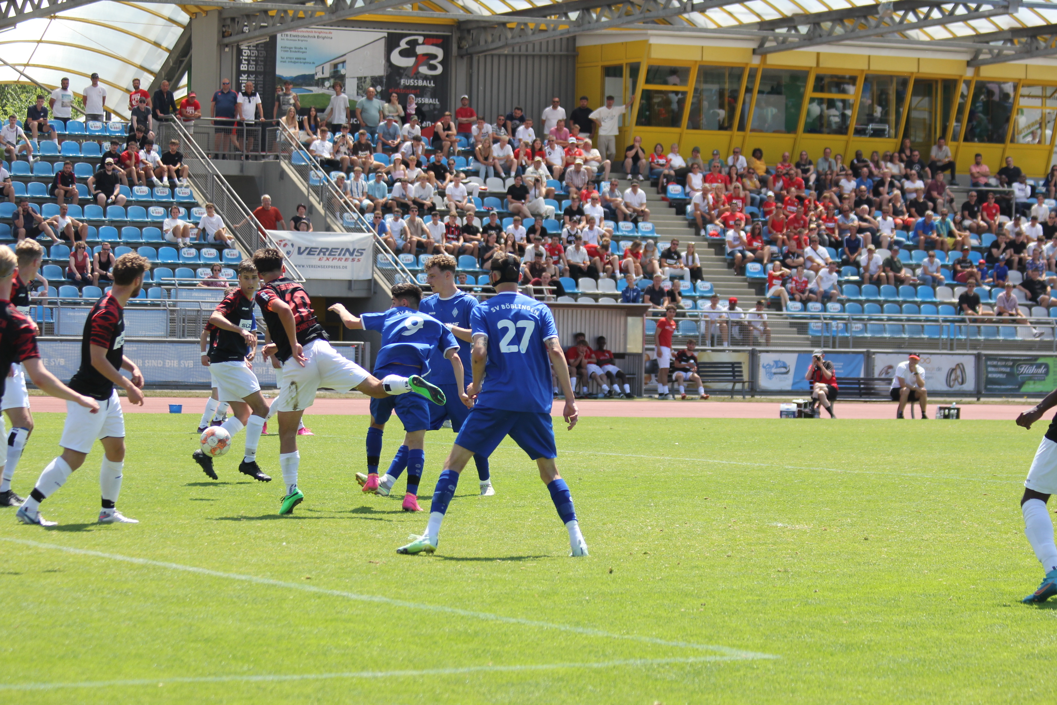 Rund 500 Zuschauer sahen am Mittag das entscheidende Spiel der Böblinger A-Jugend gegen die TSG Balingen. Bild: Oberdorfer