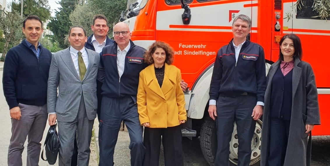 Das Sindelfinger Feuerwehrfahrzeug wird in Athen an Ost-Samos übergeben: von links Dimitrios Sopikis (Deutsch-Griechische Versammlung Athen), Ost-Samos-Stadtrat Dimitrios Vlassiadis, Matthias Zoller und Rainer Just (Feuerwehr Sindelfingen), Maria Montzaflari (DGV), Uwe Zoller (Feuerwehr Sindelfingen) und Nafsika Nikodimopoulou (DGV).