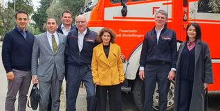 Das Sindelfinger Feuerwehrfahrzeug wird in Athen an Ost-Samos übergeben: von links Dimitrios Sopikis (Deutsch-Griechische Versammlung Athen), Ost-Samos-Stadtrat Dimitrios Vlassiadis, Matthias Zoller und Rainer Just (Feuerwehr Sindelfingen), Maria Montzaflari (DGV), Uwe Zoller (Feuerwehr Sindelfingen) und Nafsika Nikodimopoulou (DGV).