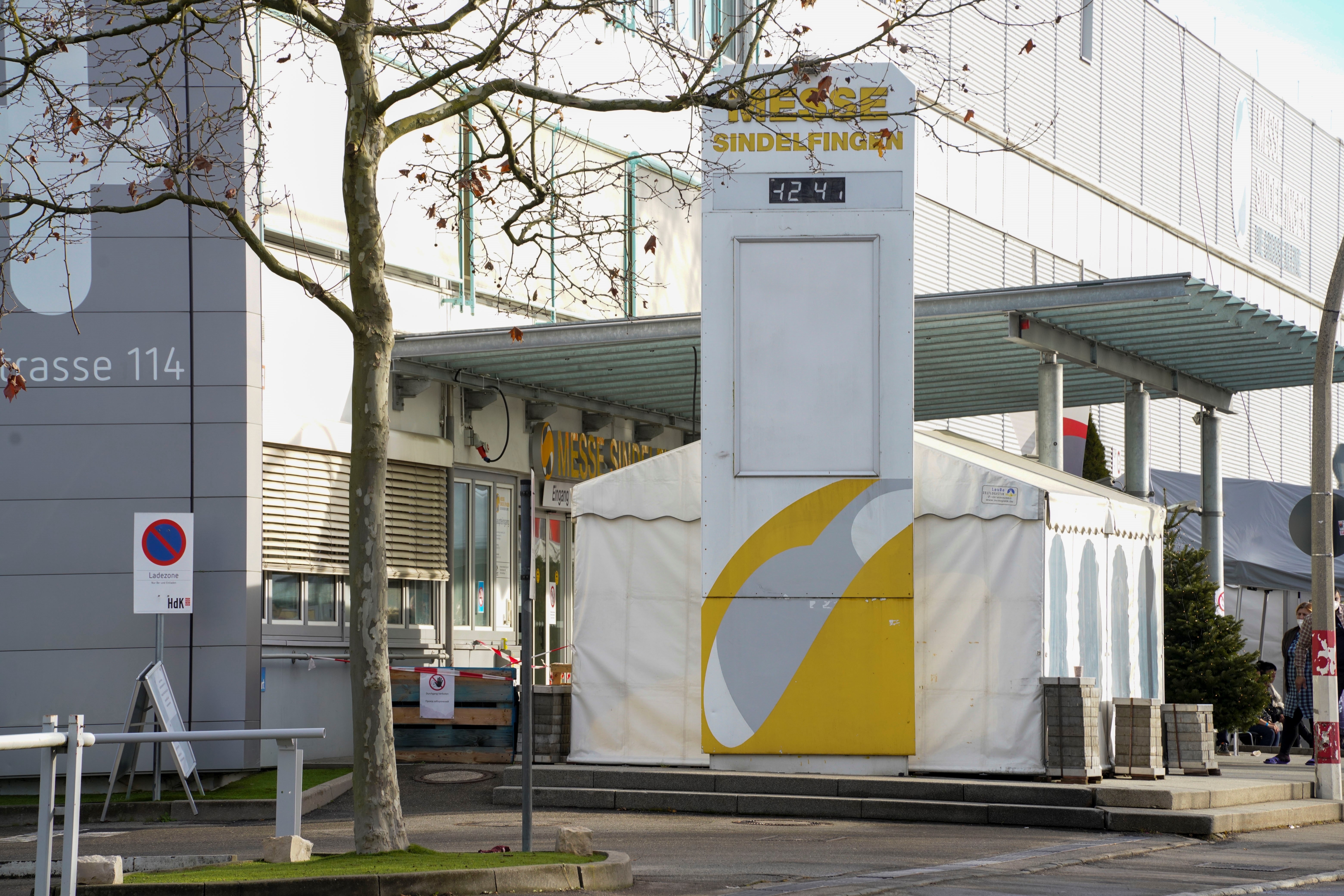An der ehemaligen Messe in Sindelfingen angekommen, ging es für die Geflüchteten auch gleich wieder zurück nach Halle.  Bild: Dettenmeyer/A